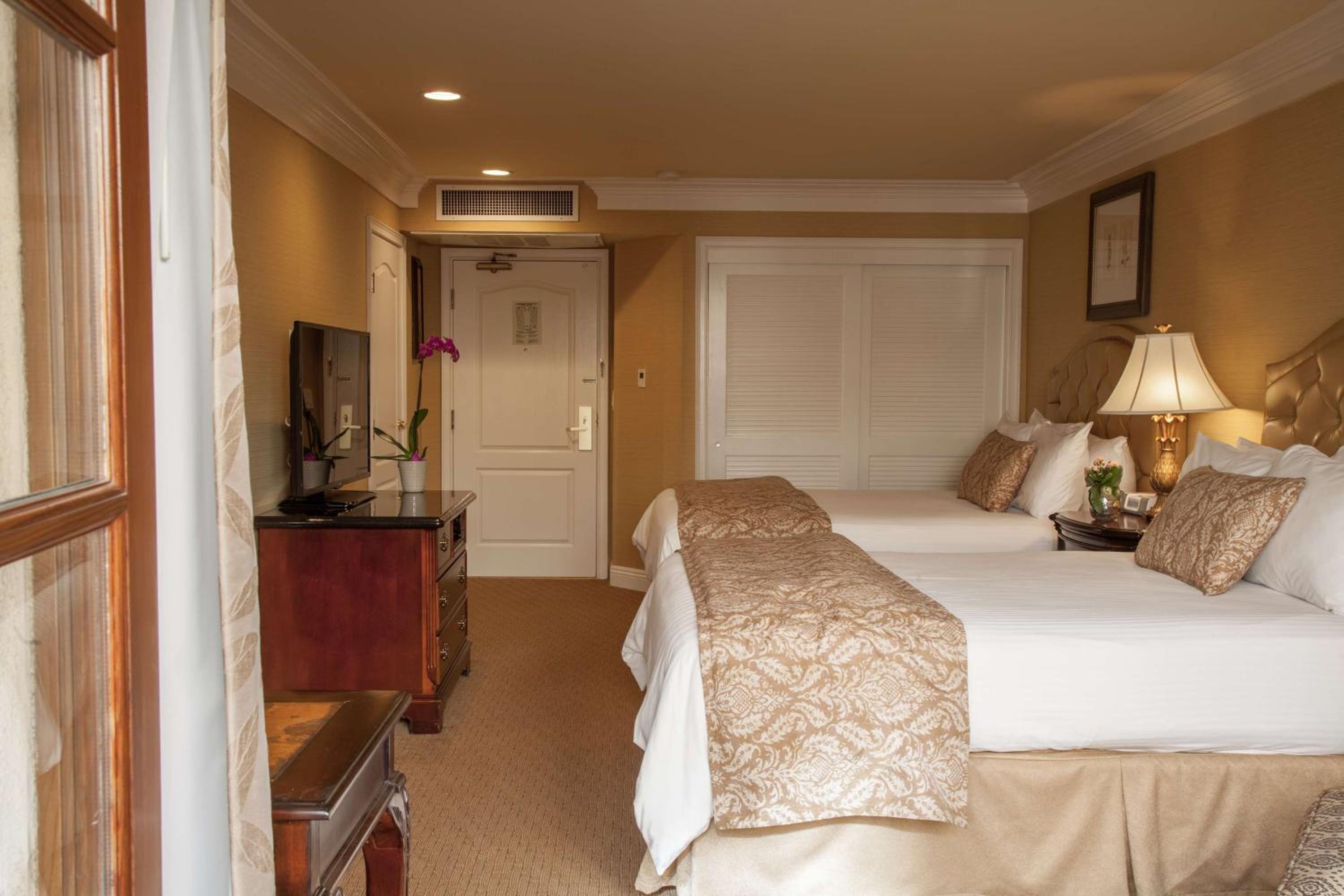 Queen Room with Two Queen Beds - Non-Smoking thumbnail 5