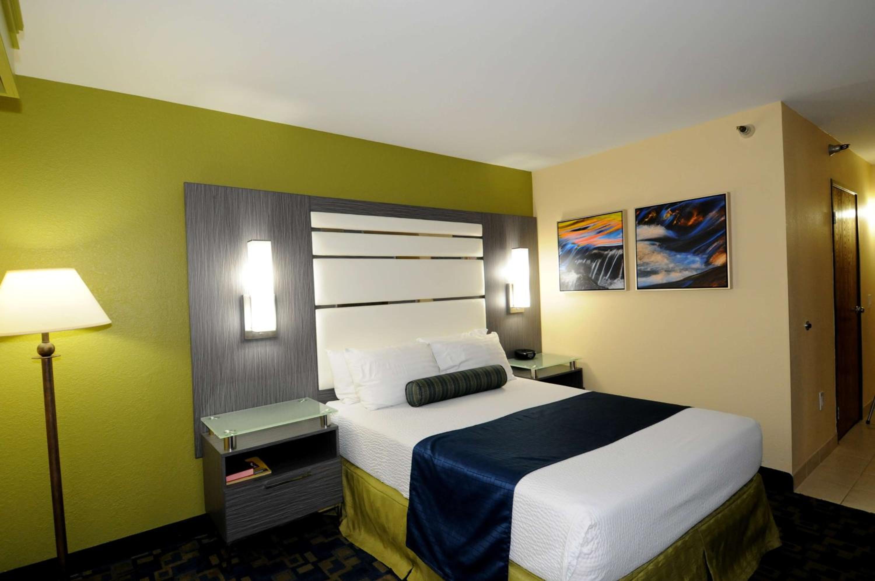 Queen Room photo 1