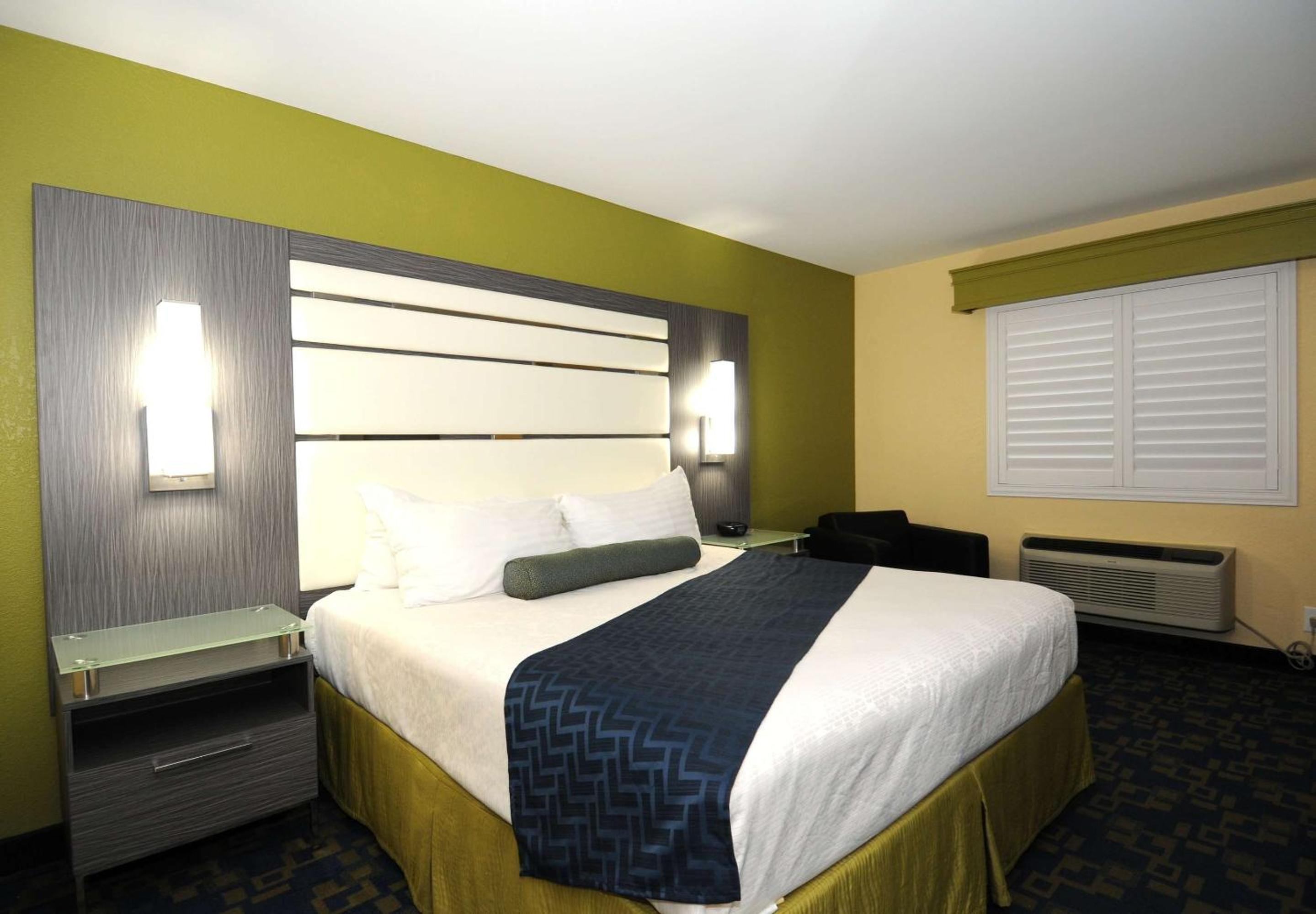 King Room - Non-Smoking photo 2