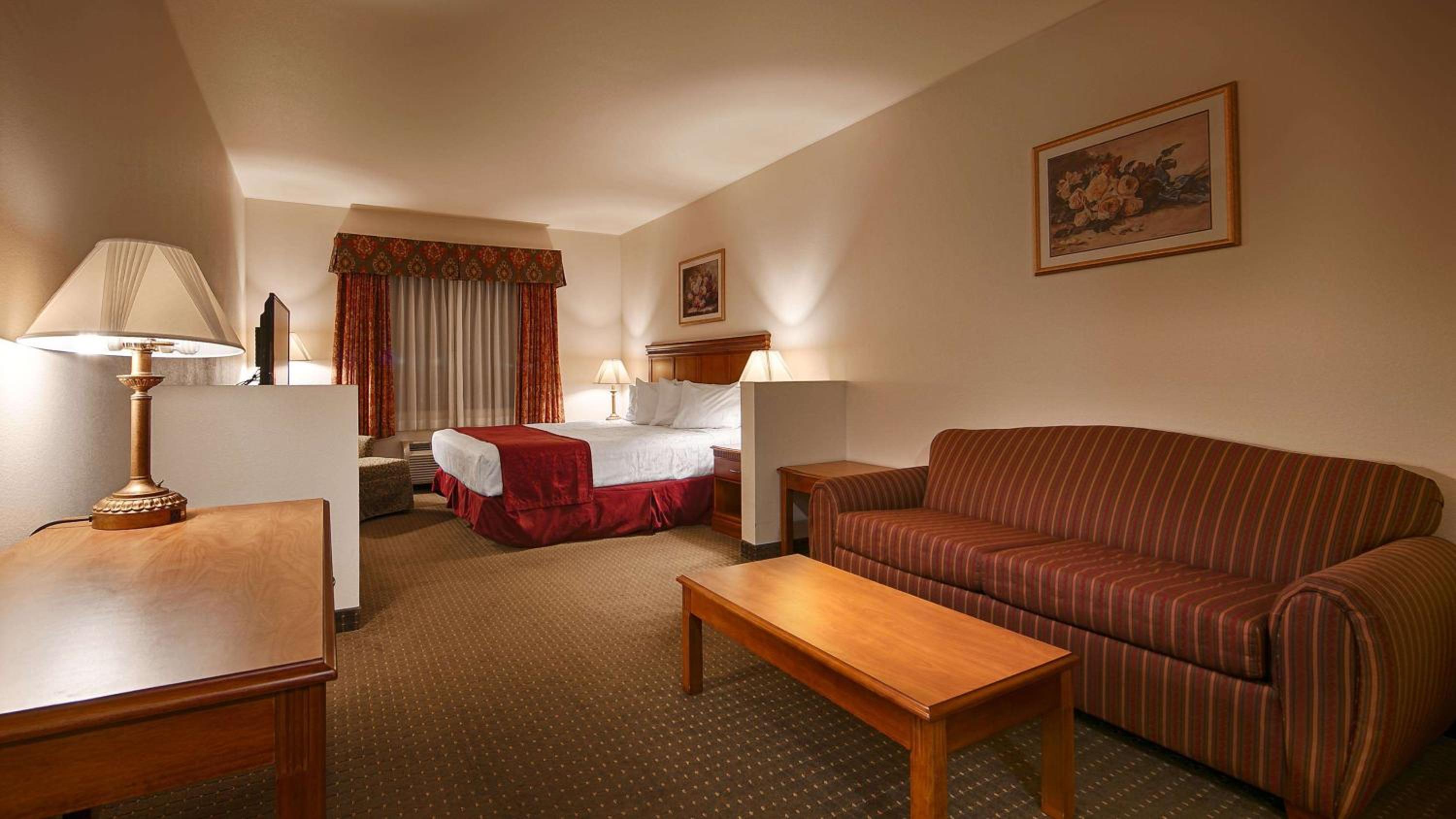 King Suite with Sofa-Bed - Non-Smoking - Photo 4