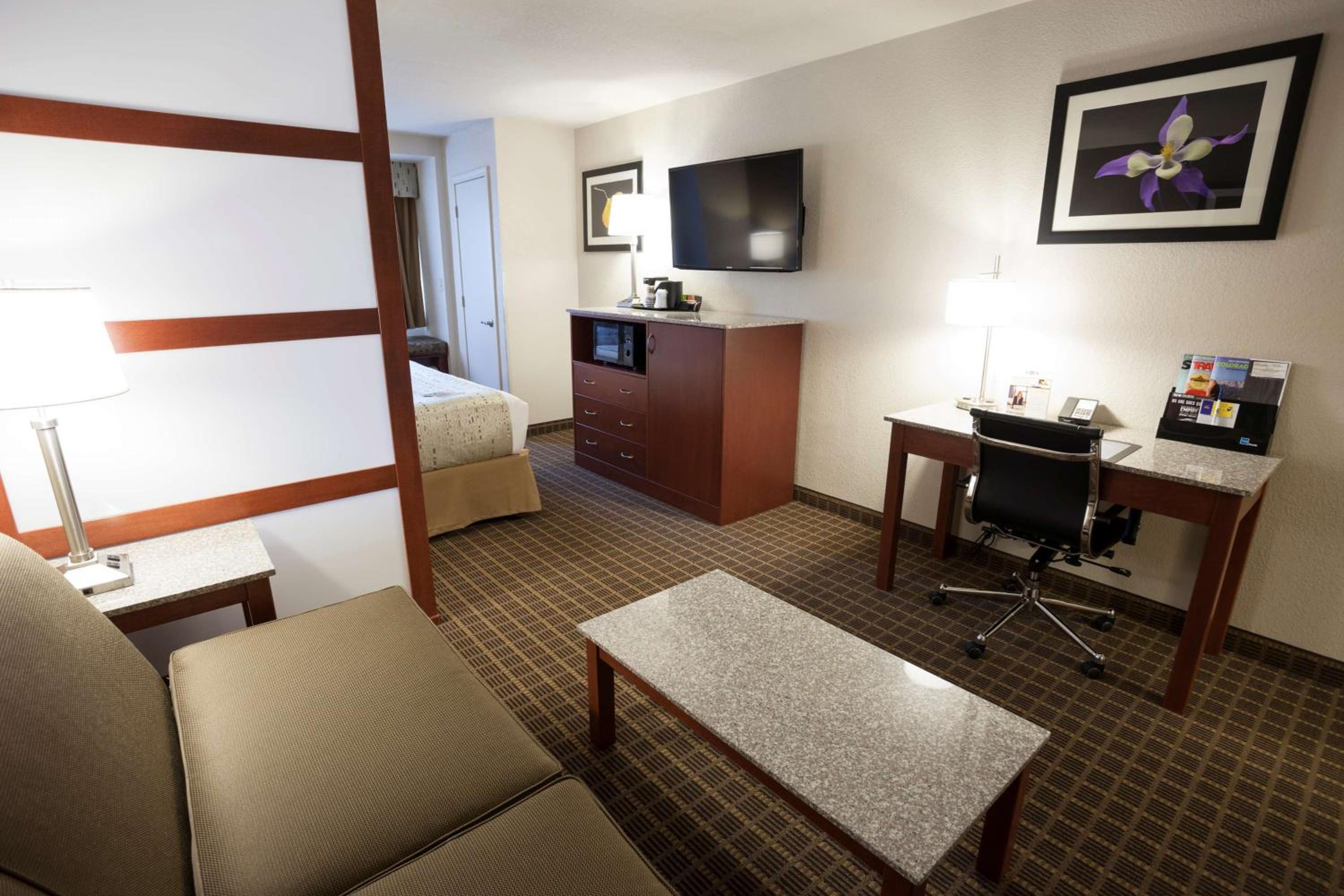 King Suite with Mountain View - Non-Smoking - Photo 5