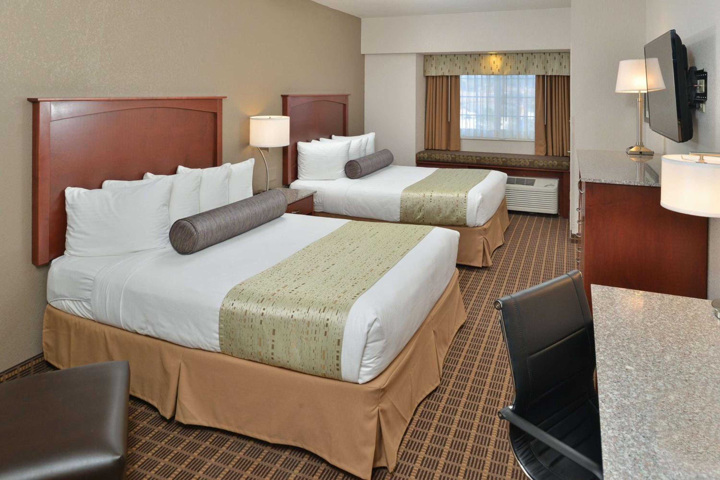 Queen Room with Two Queen Beds - Non-Smoking - Photo 7