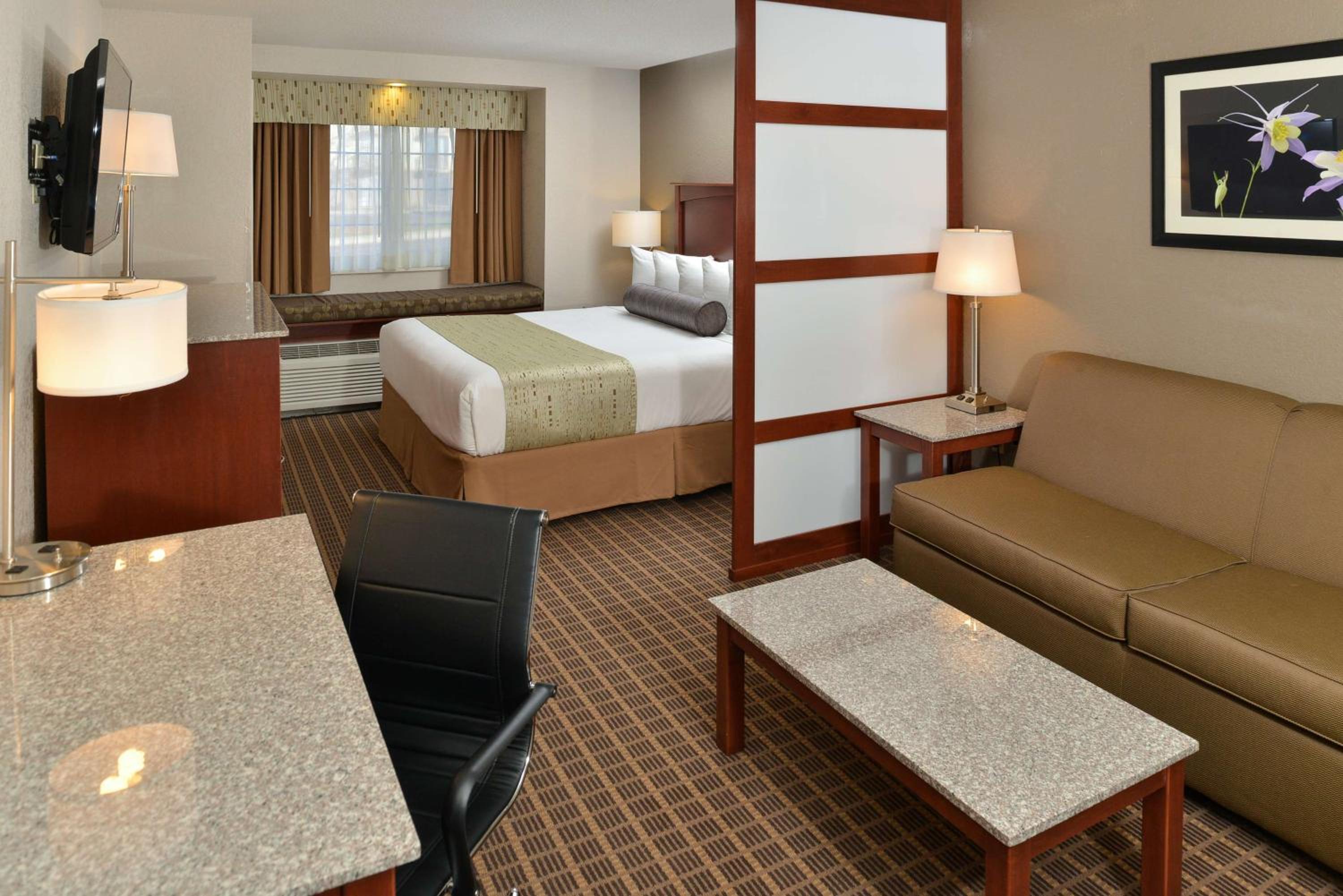 King Suite with Mountain View - Non-Smoking - Photo 6