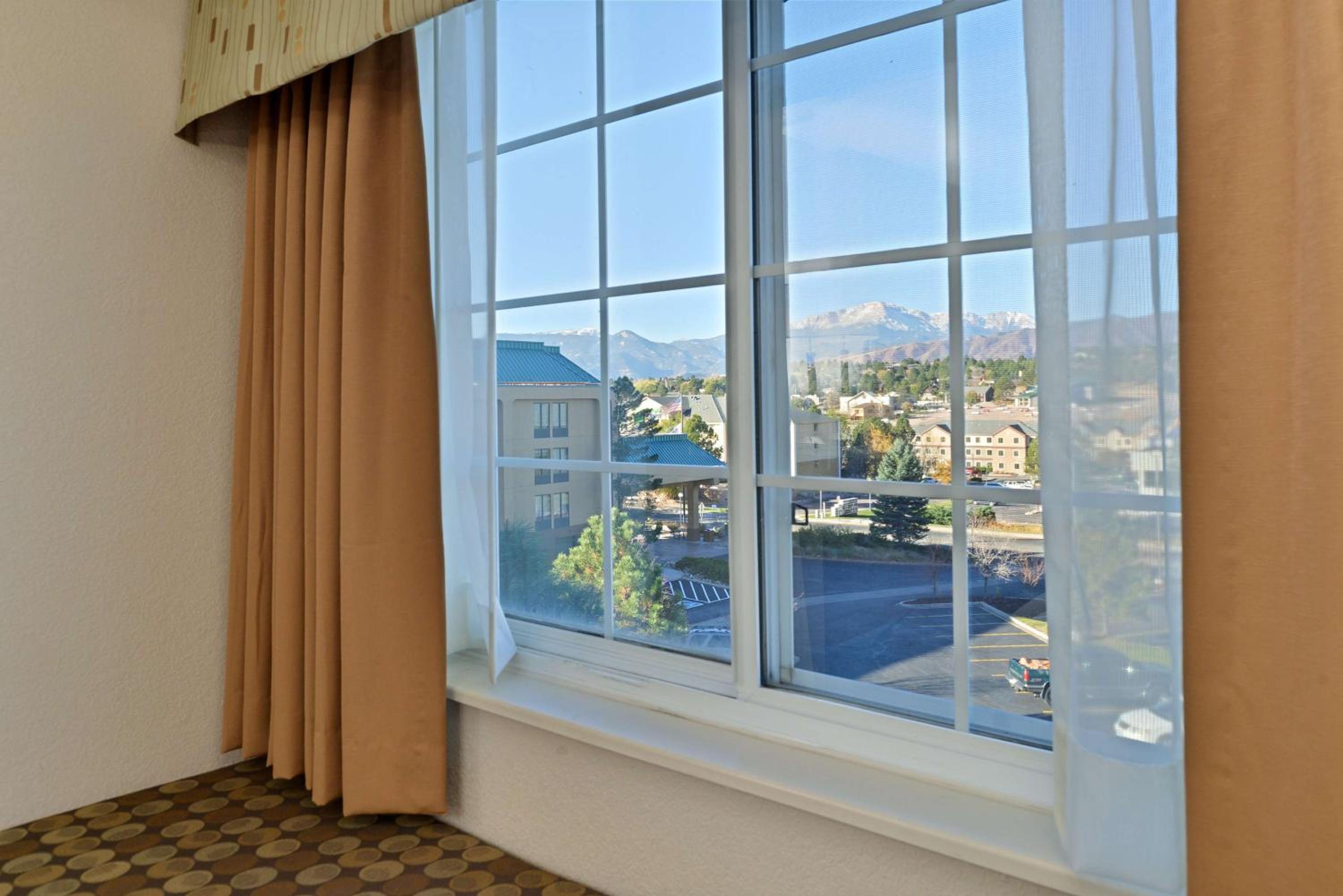 King Suite - Non-Smoking - Photo 5