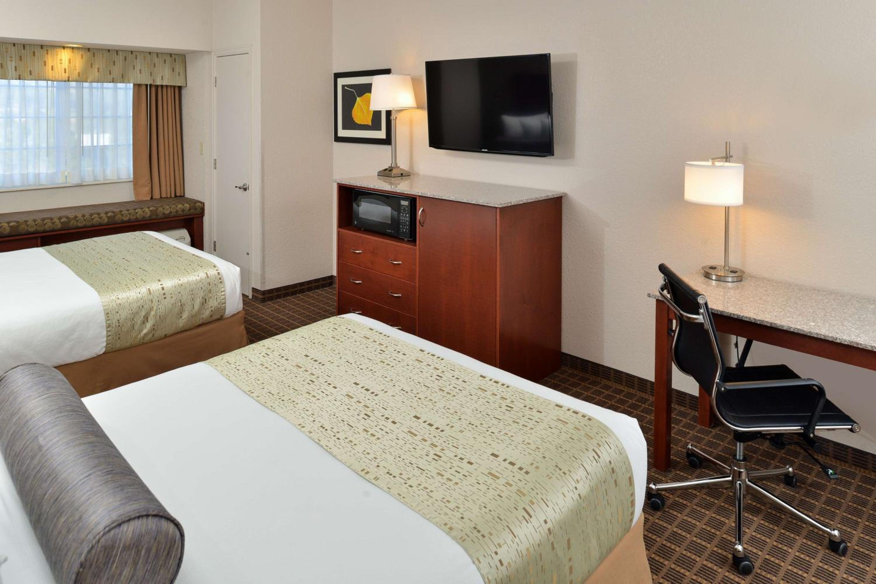 Deluxe Queen Room with Two Queen Beds with Mountain View - Photo 11