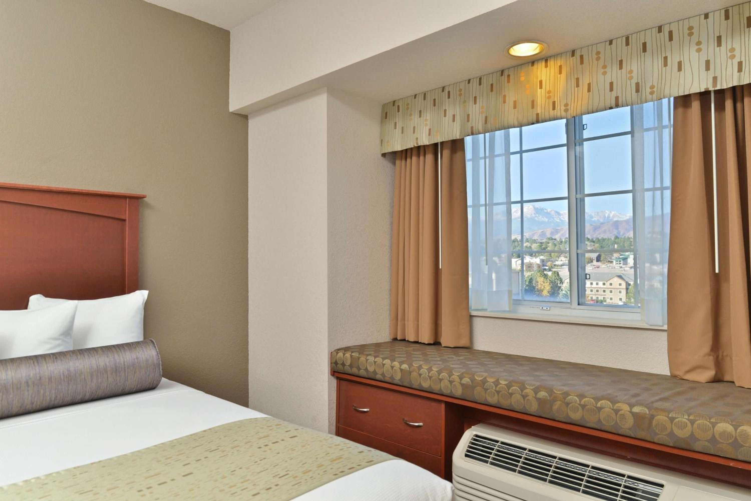 Deluxe King Suite With Mountain View - Photo 5