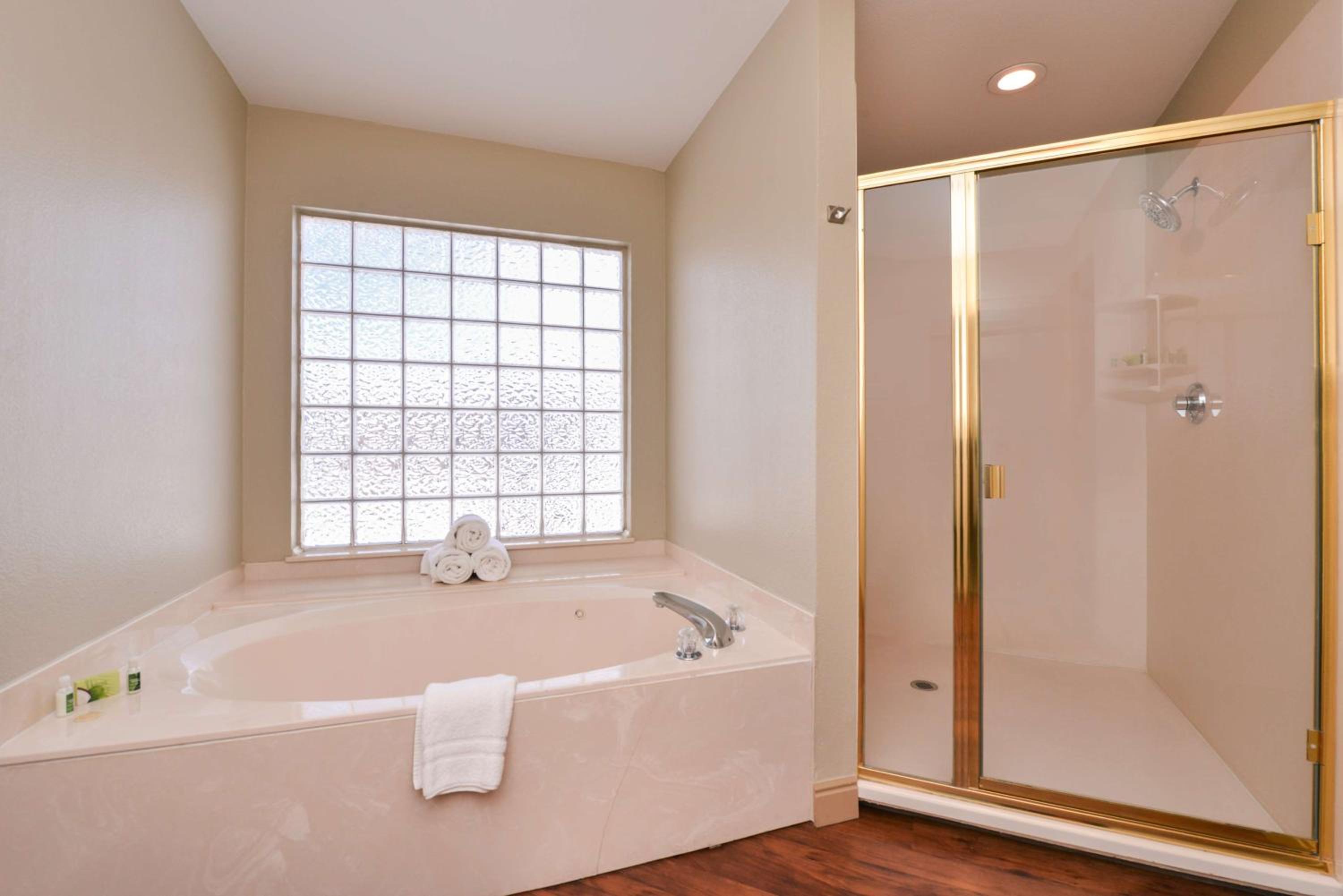 King Suite with Soaking Tub - Photo 7