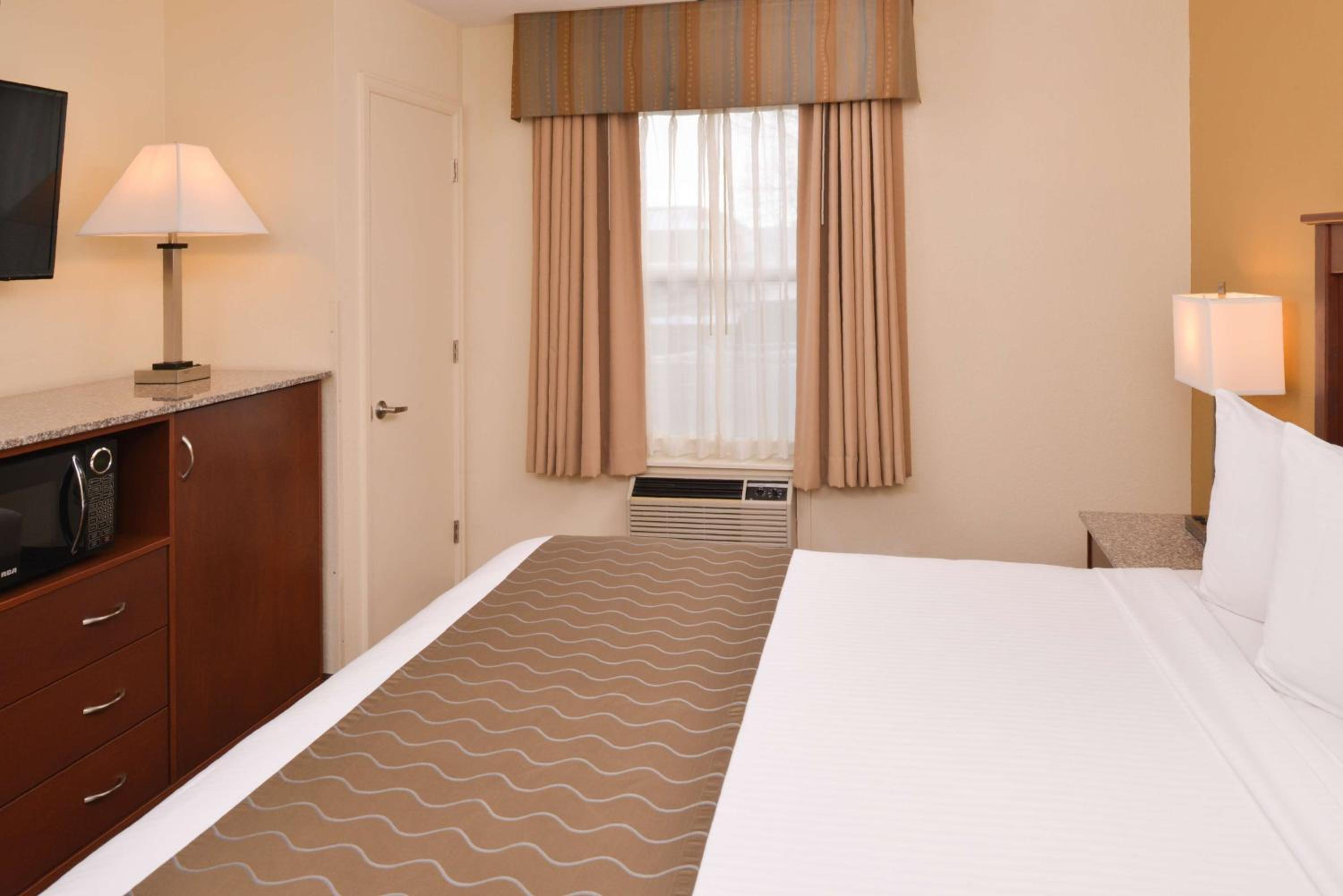 King Room with Bath Tub - Disability Access/Non-Smoking  - Photo 1