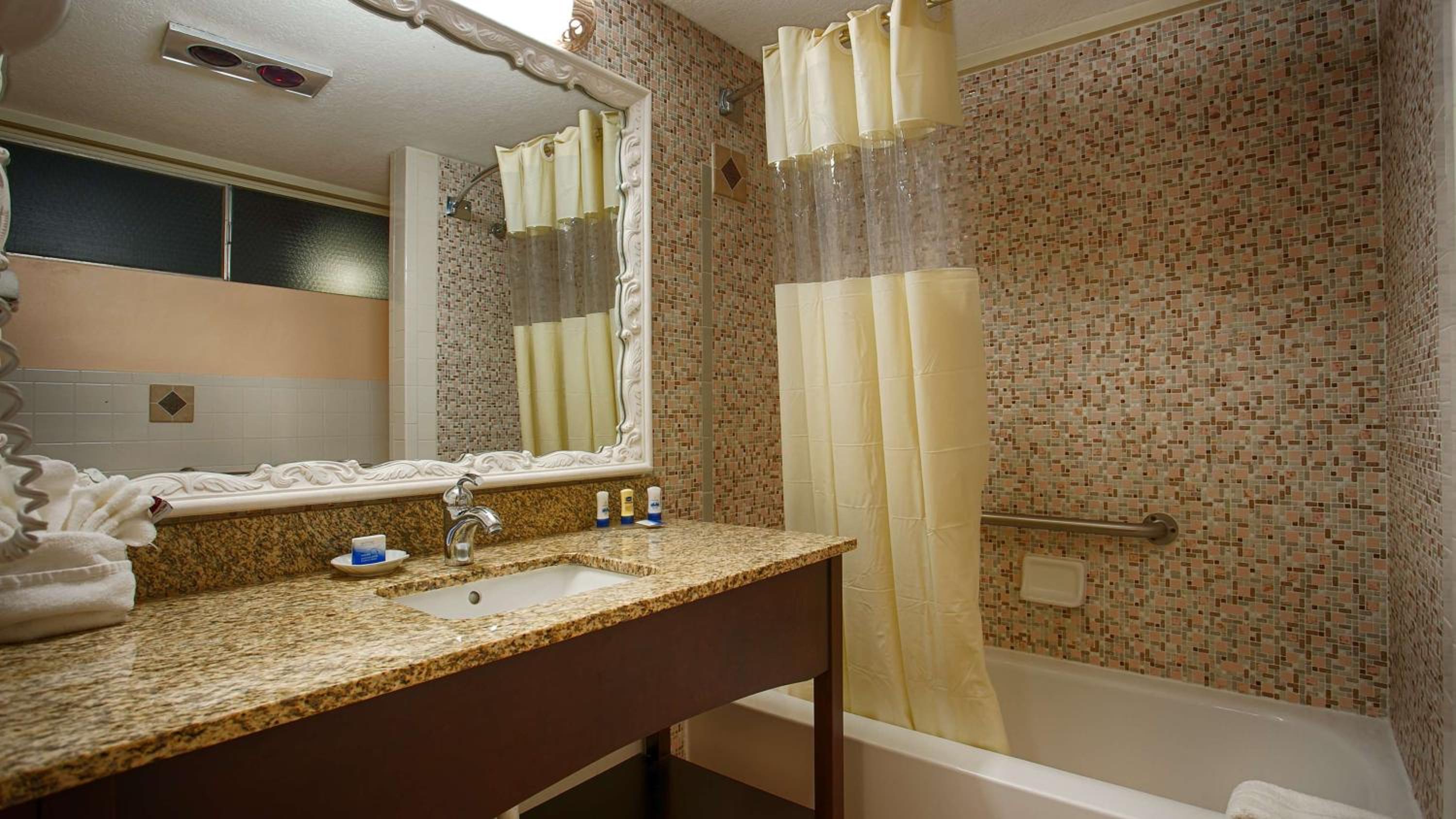 King Suite with Balcony and Wet Bar - Non-Smoking - Photo 5
