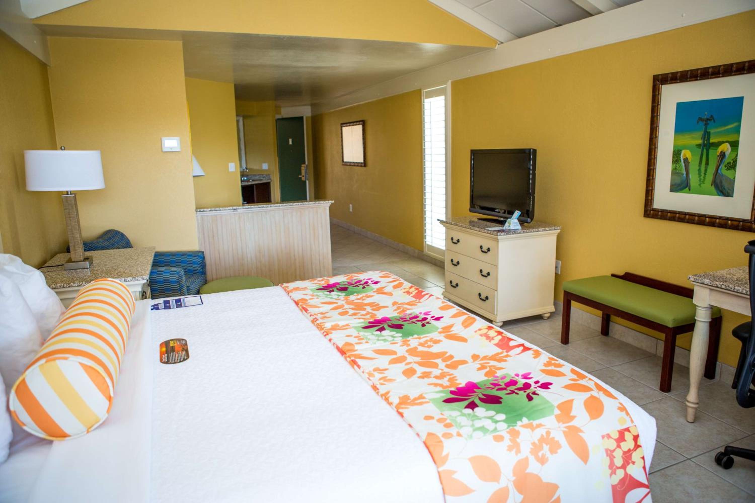 King Suite with Balcony and Wet Bar - Non-Smoking - Photo 2