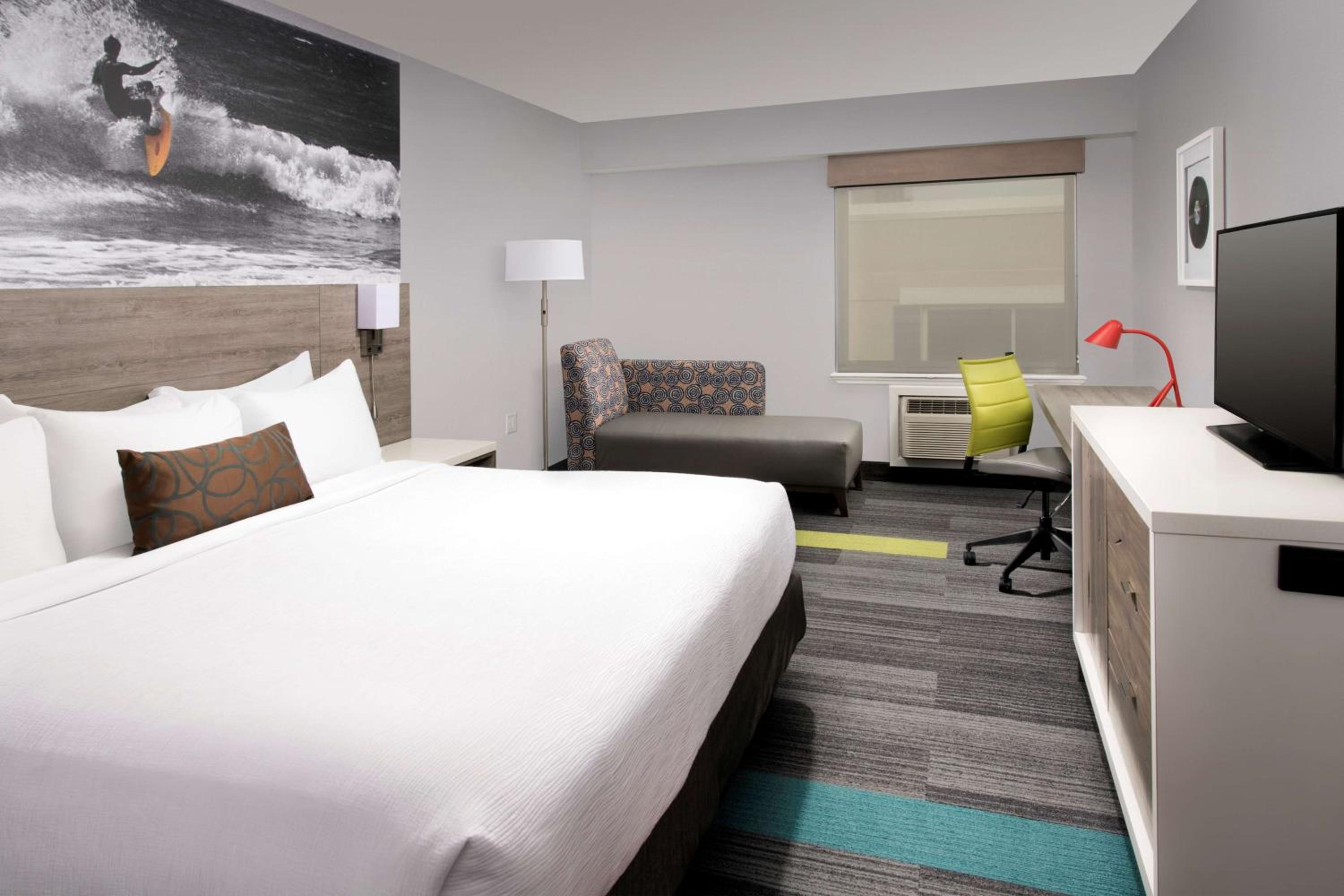 King Room - Non-Smoking - Photo 3