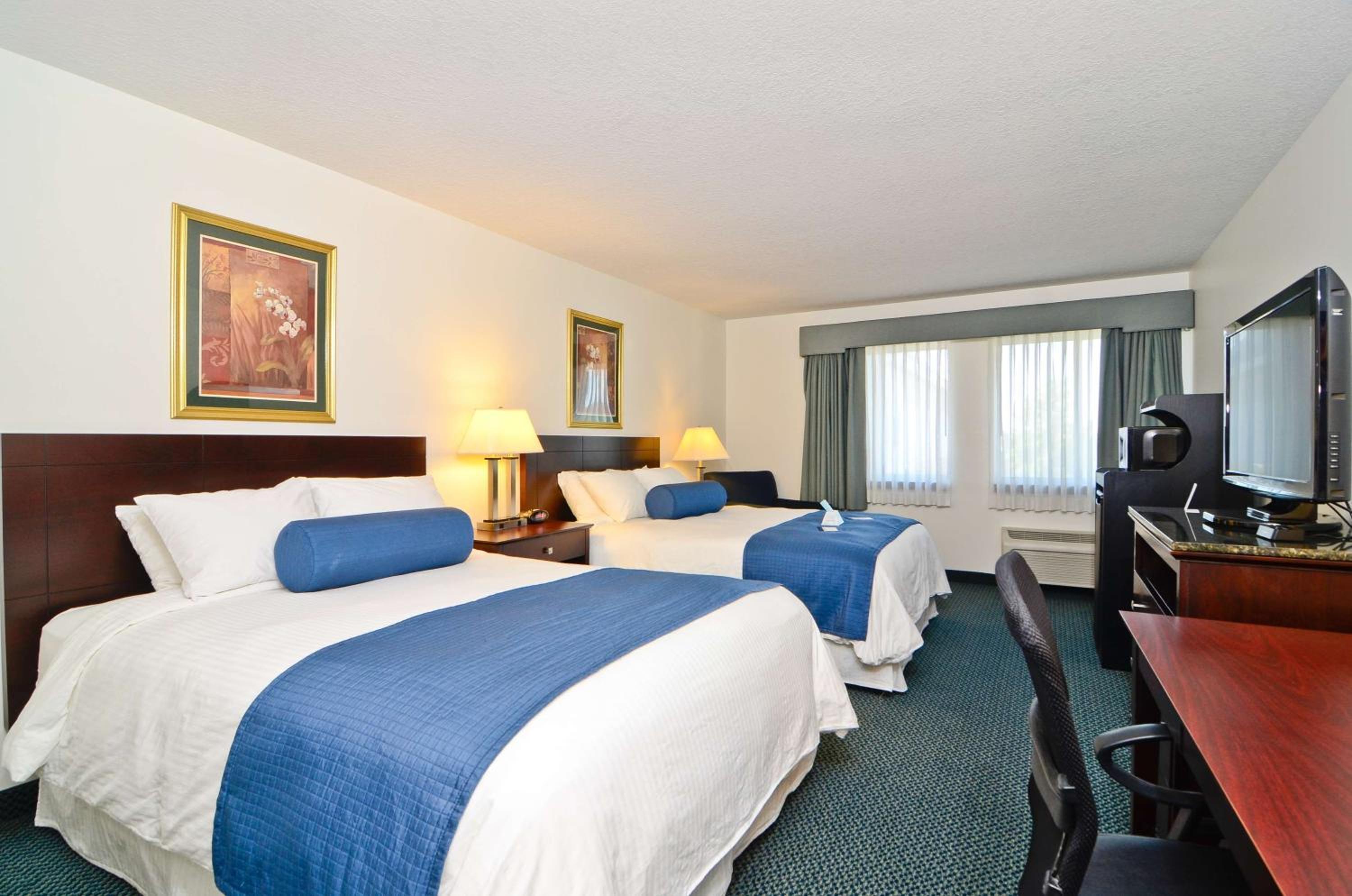 Queen Room with Two Queen Beds - Non-Smoking photo 1