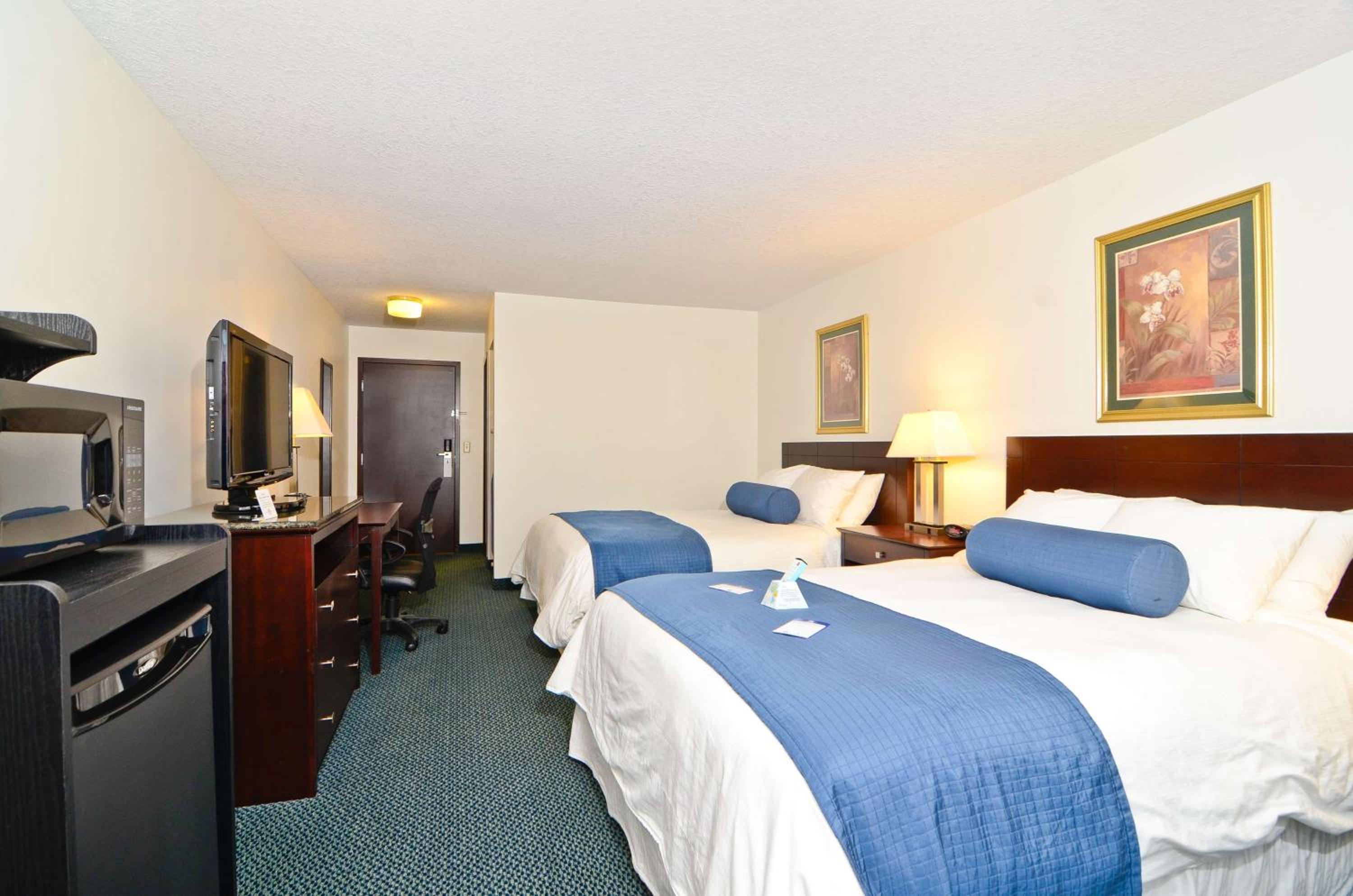 Queen Room with Two Queen Beds - Non-Smoking photo 2