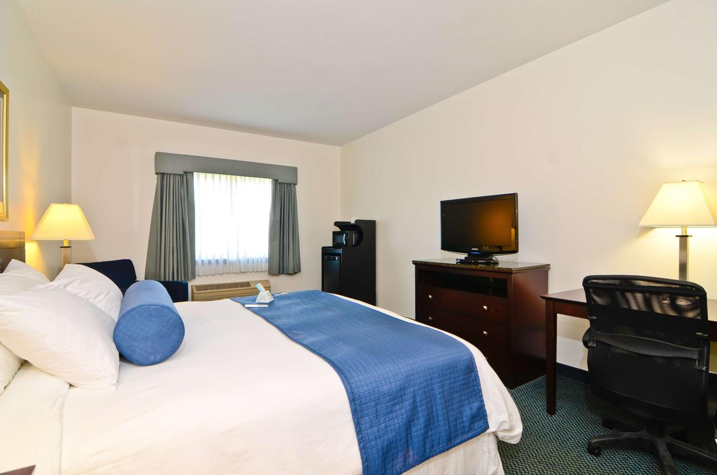 King Room with Roll-in Shower - Disability Access/Non-Smoking photo 2