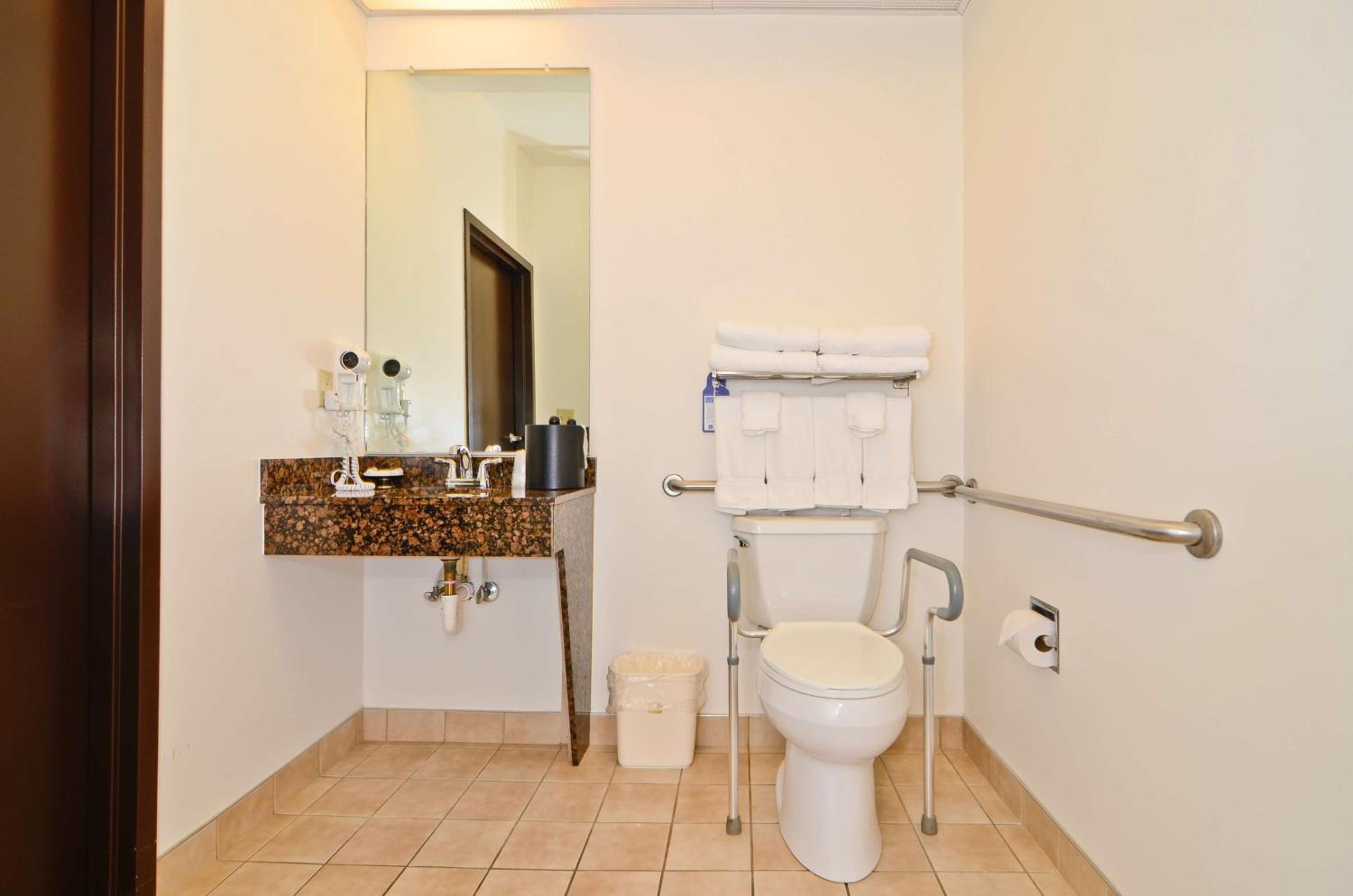 King Room with Roll-in Shower - Disability Access/Non-Smoking photo 3