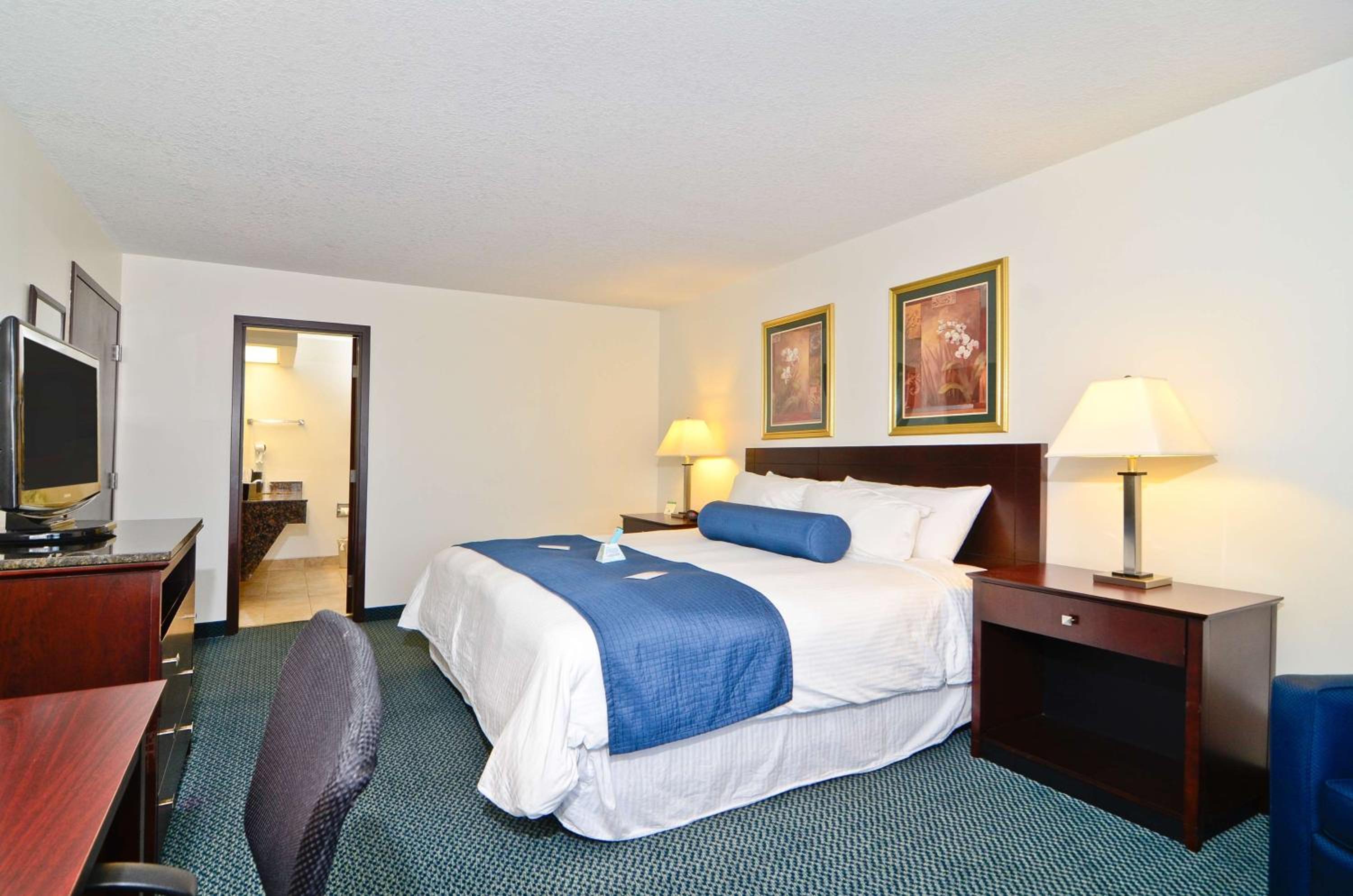 King Room With Bath Tub - Mobility Accessible photo 2