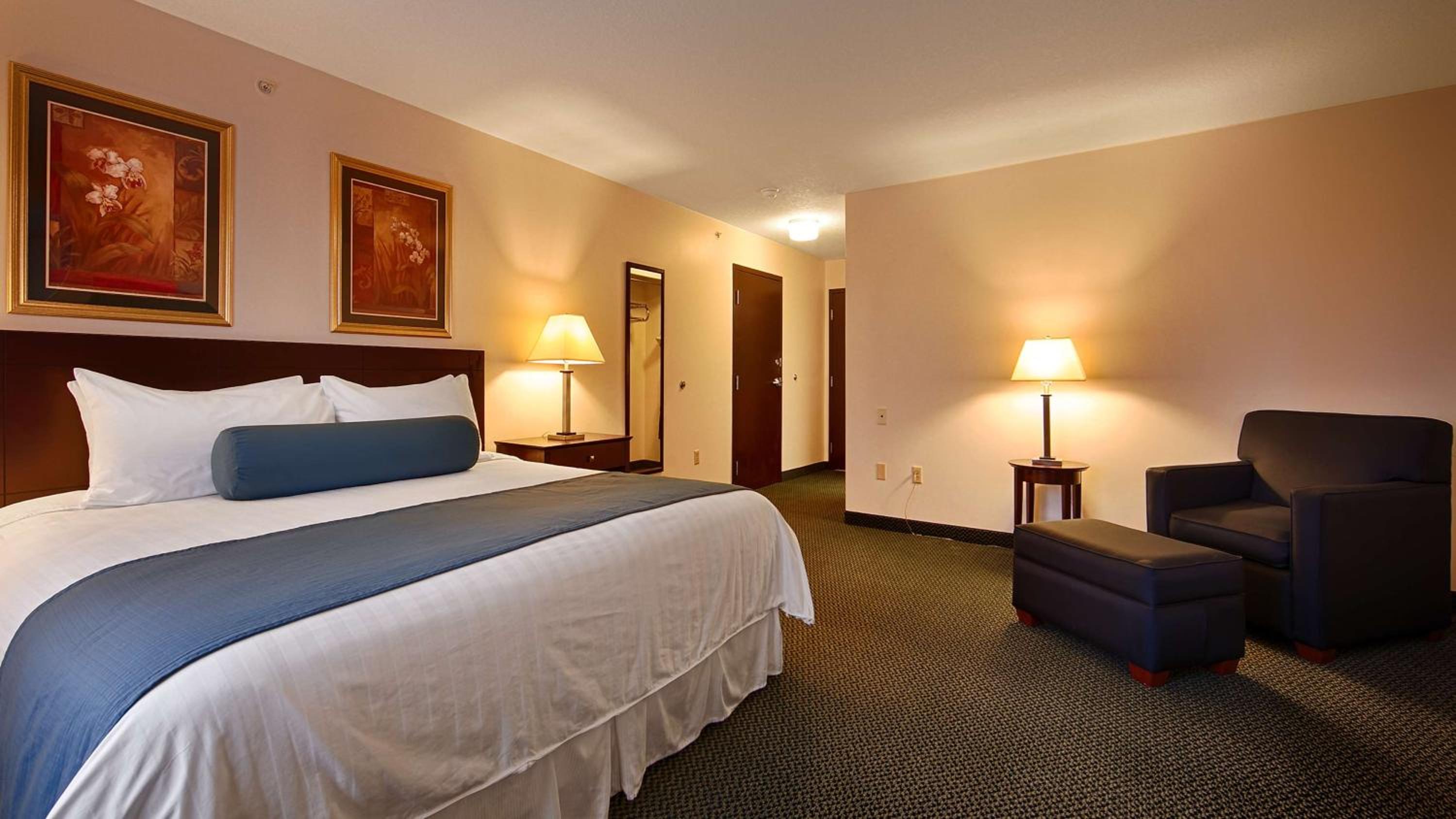 King Room With Bath Tub - Mobility Accessible photo 3