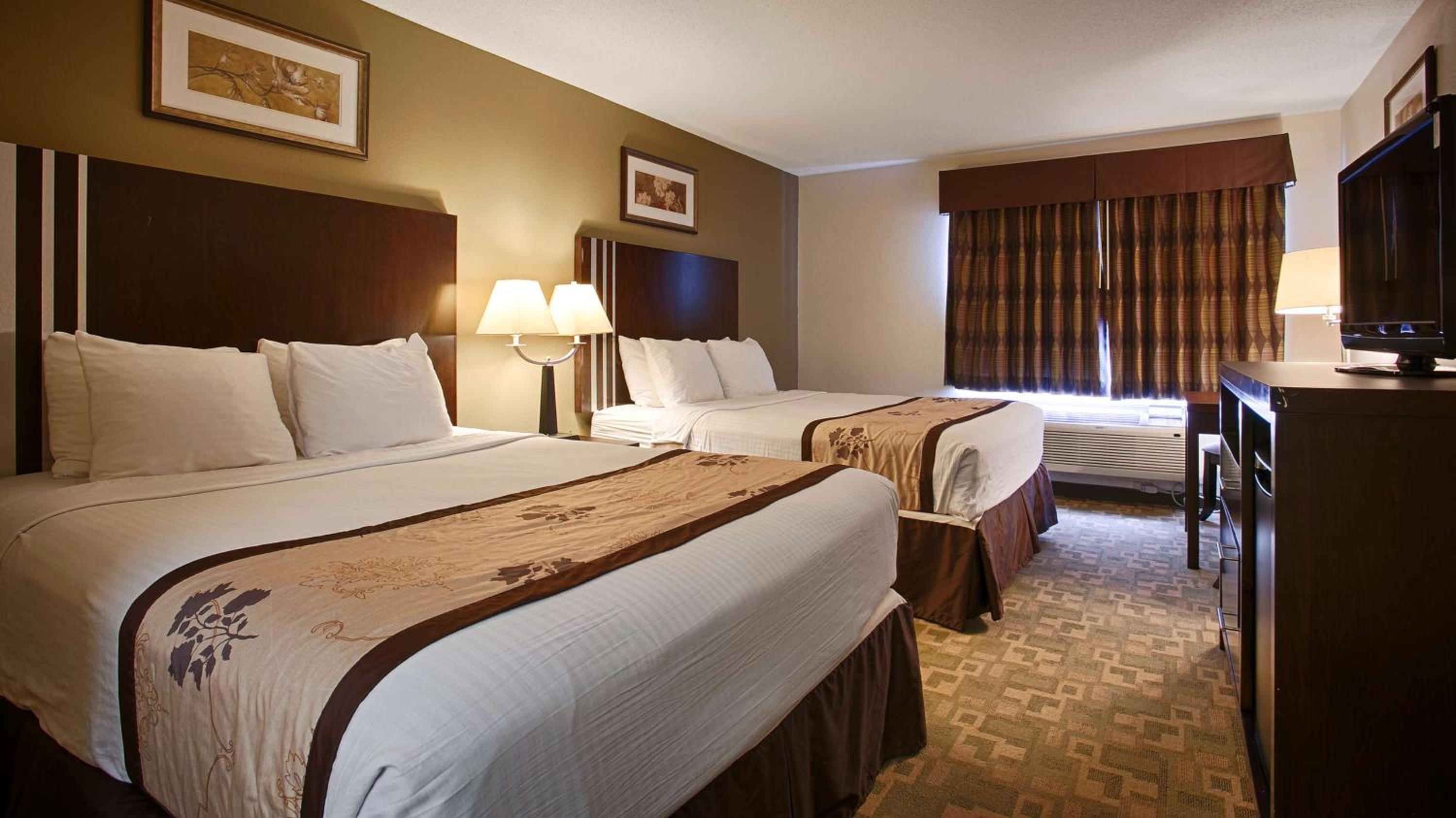 Queen Room with Two Queen Beds - Non-Smoking - Photo 1