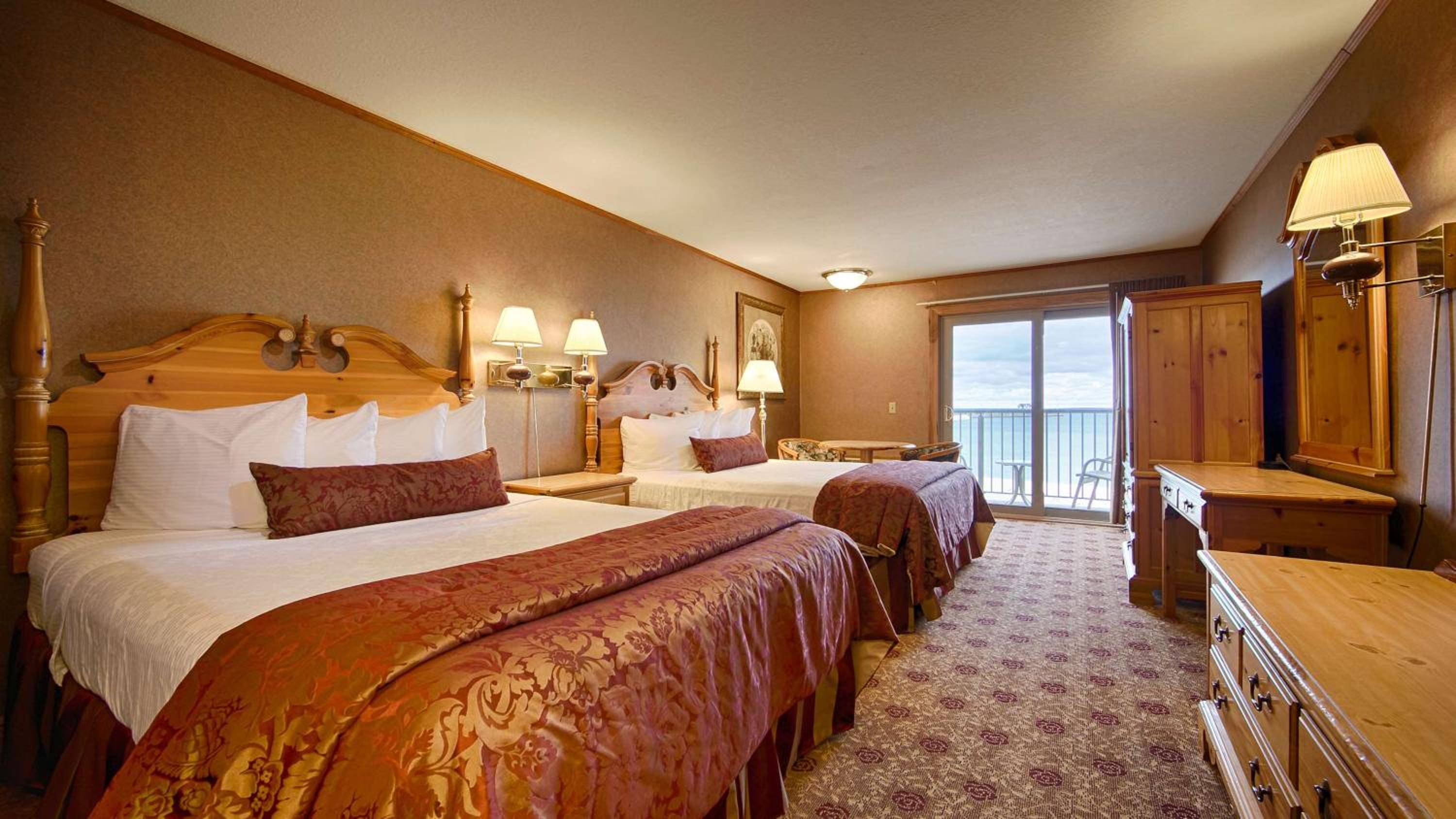 Queen Room with Two Queen Beds - Lake View - Photo 10
