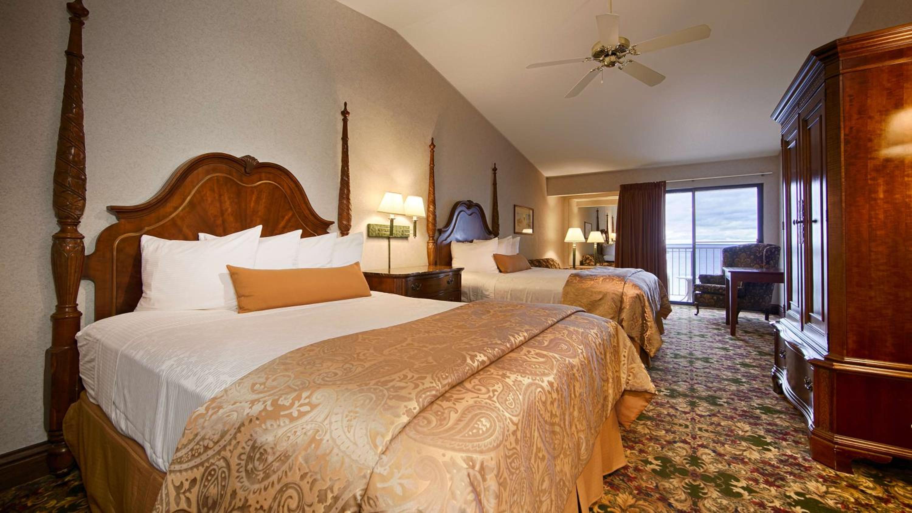 Queen Room with Two Queen Beds - Lake View - Photo 26