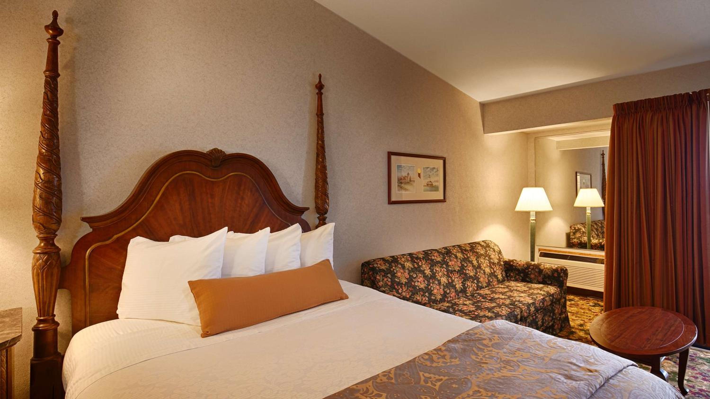 Queen Room with Two Queen Beds and Sofa Bed - Lake View - Photo 4