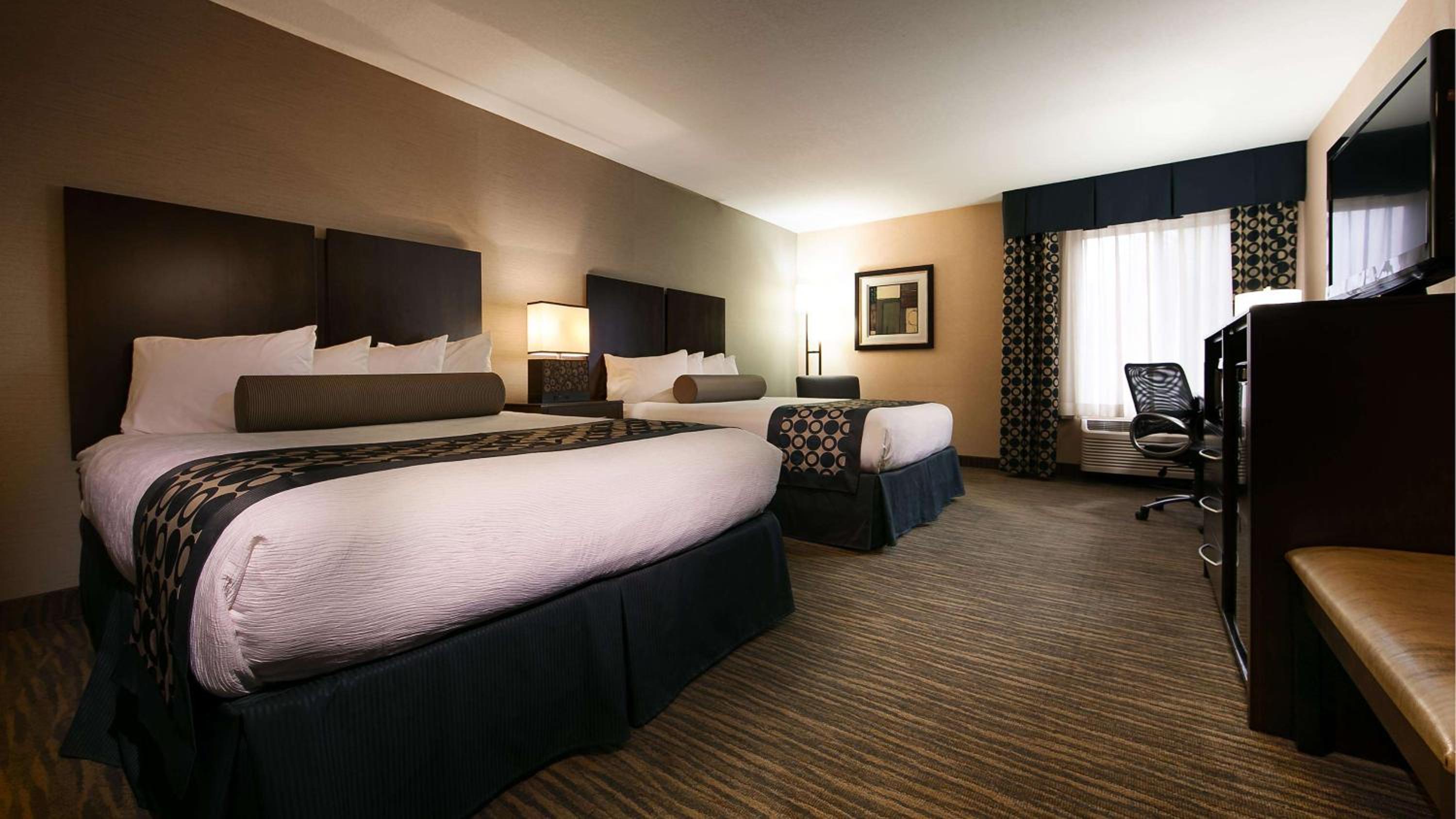 Queen Room with Two Queen Beds - Non-Smoking - Photo 6