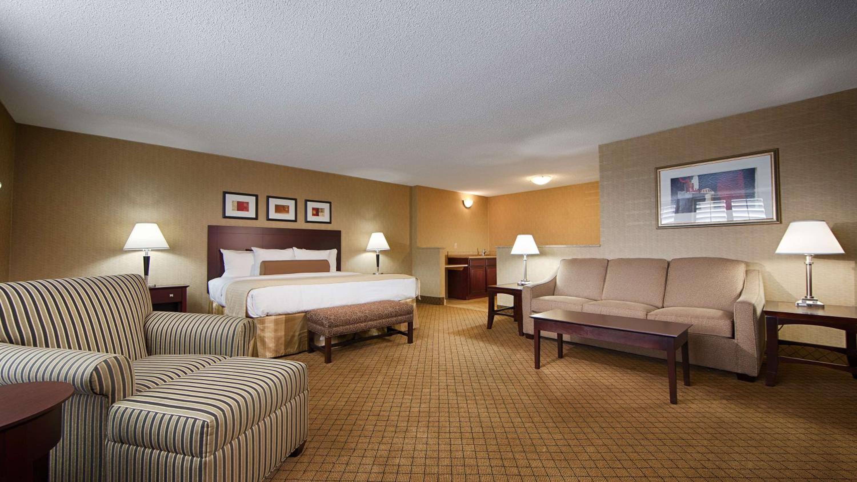 King Suite with Whirlpool - Non-Smoking - Photo 7