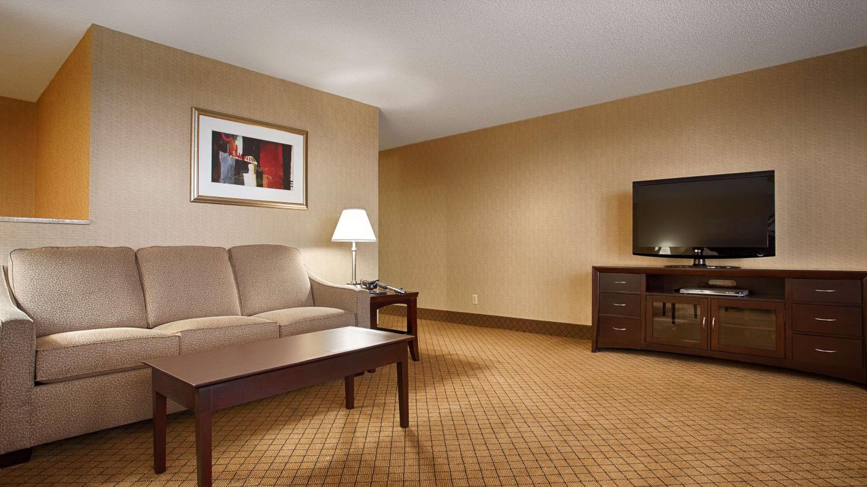 King Suite with Whirlpool - Non-Smoking - Photo 2