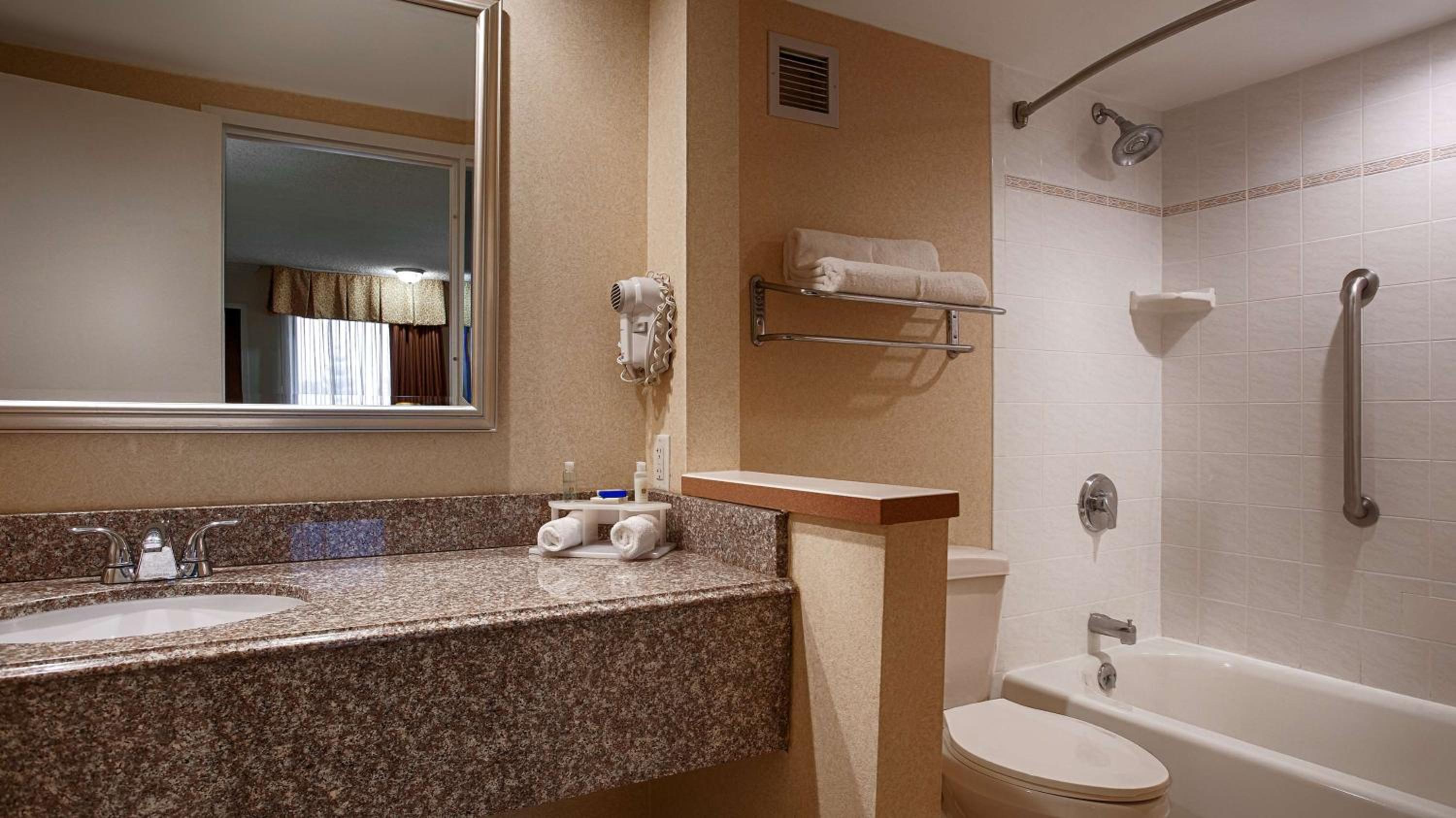 Queen Room - Disability Access Tub - Photo 3