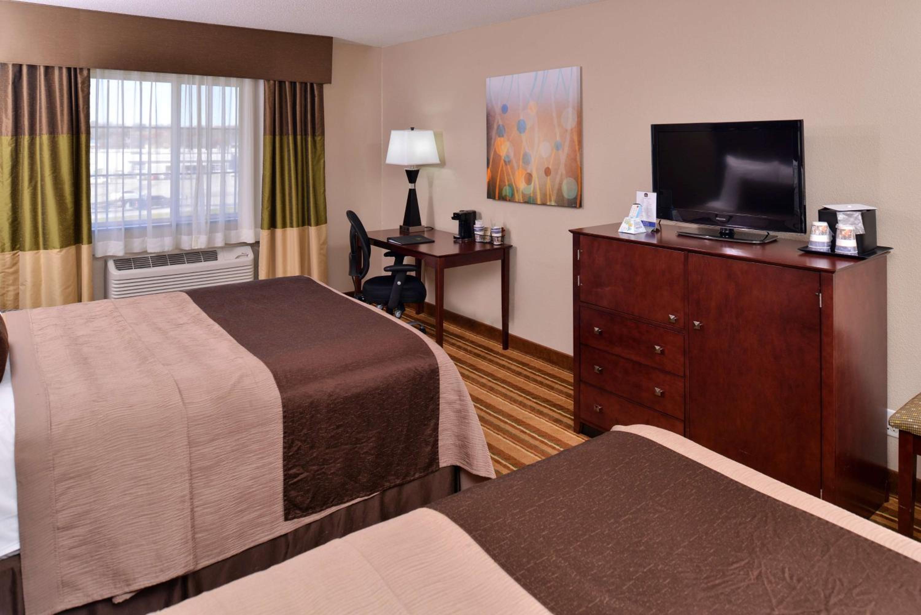 Queen Room With Two Queen Beds - Pet-Friendly/Non-Smoking - Photo 4
