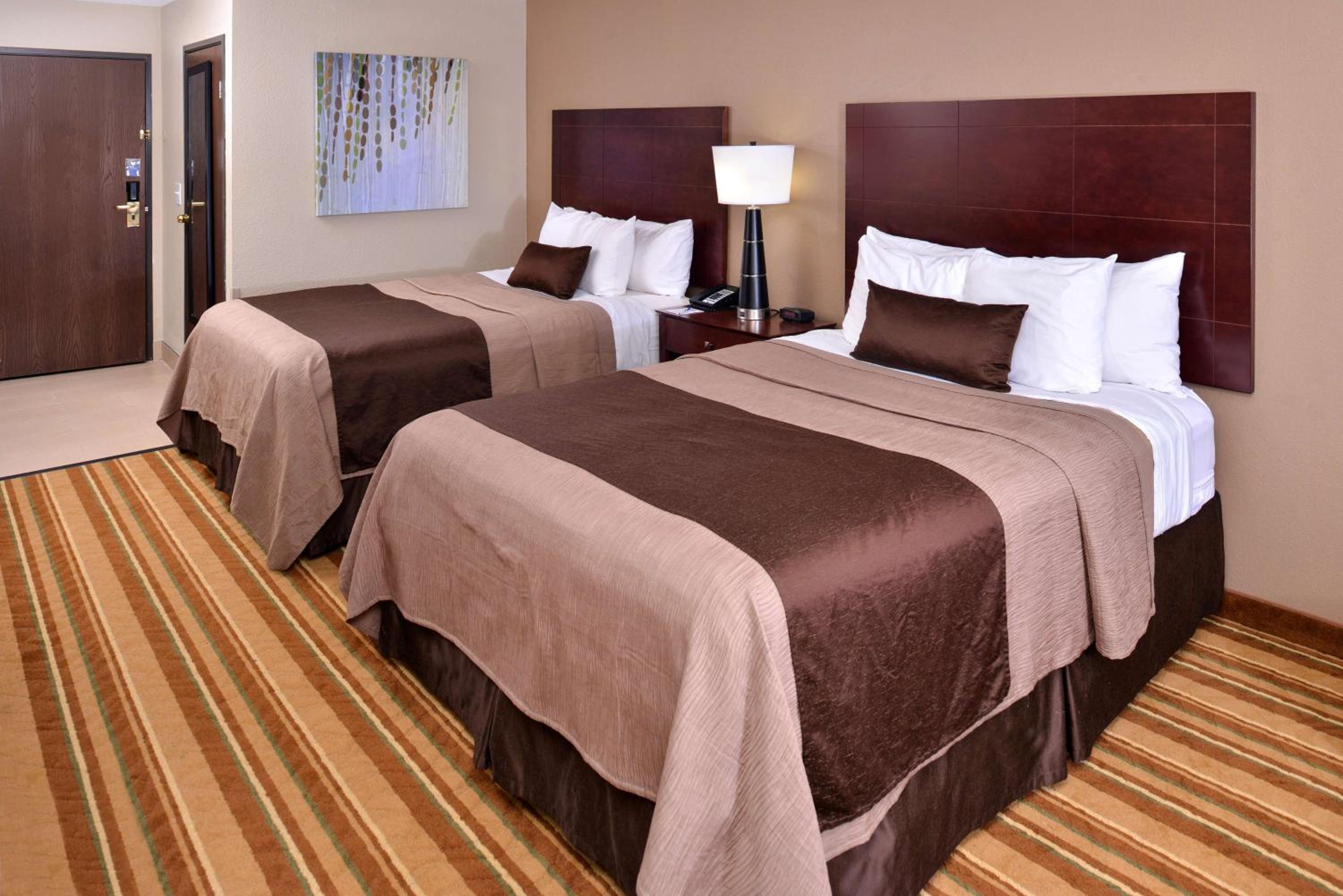 Queen Room With Two Queen Beds - Pet-Friendly/Non-Smoking - Photo 2