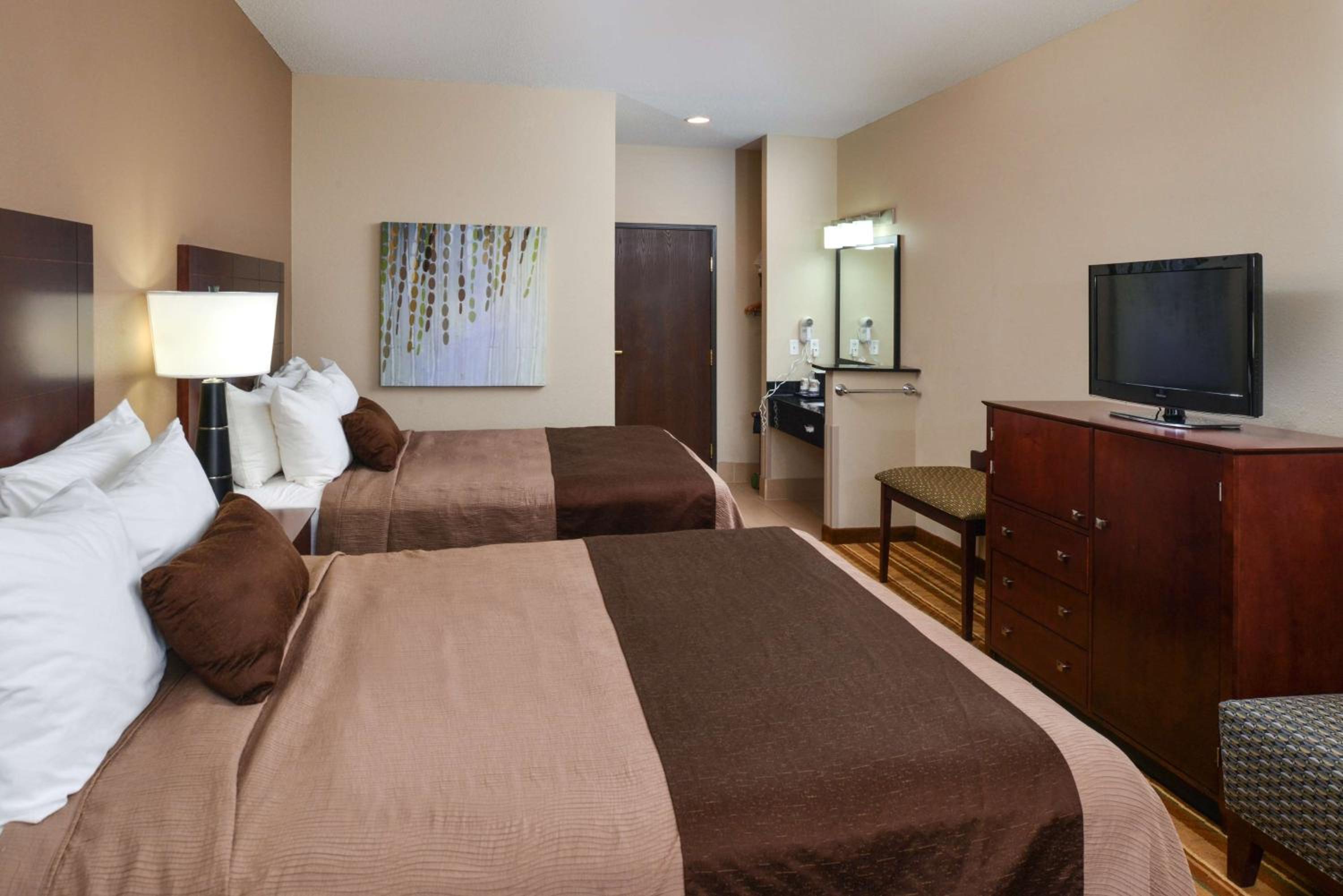 Queen Room With Two Queen Beds - Pet-Friendly/Non-Smoking - Photo 3