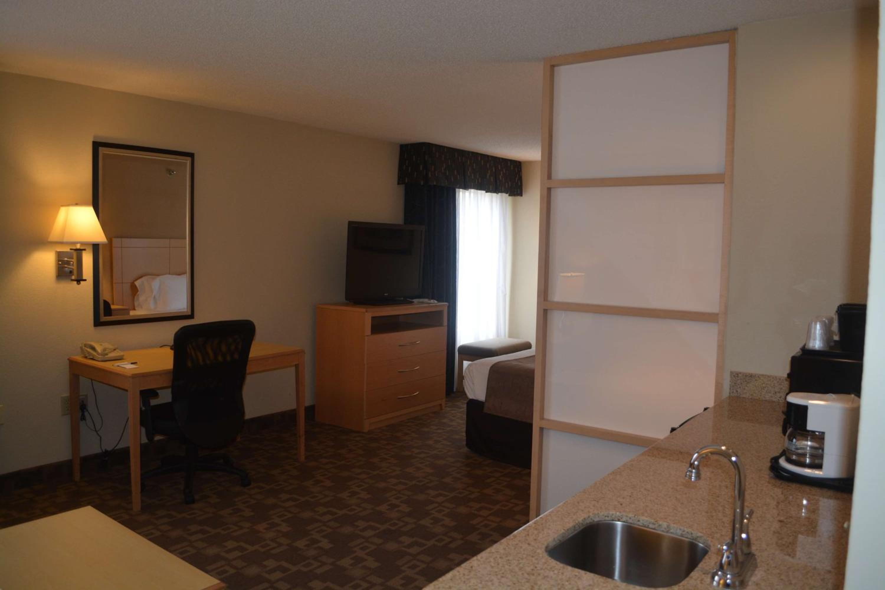 King Suite with Sofa Bed and Jetted Tub - Photo 3