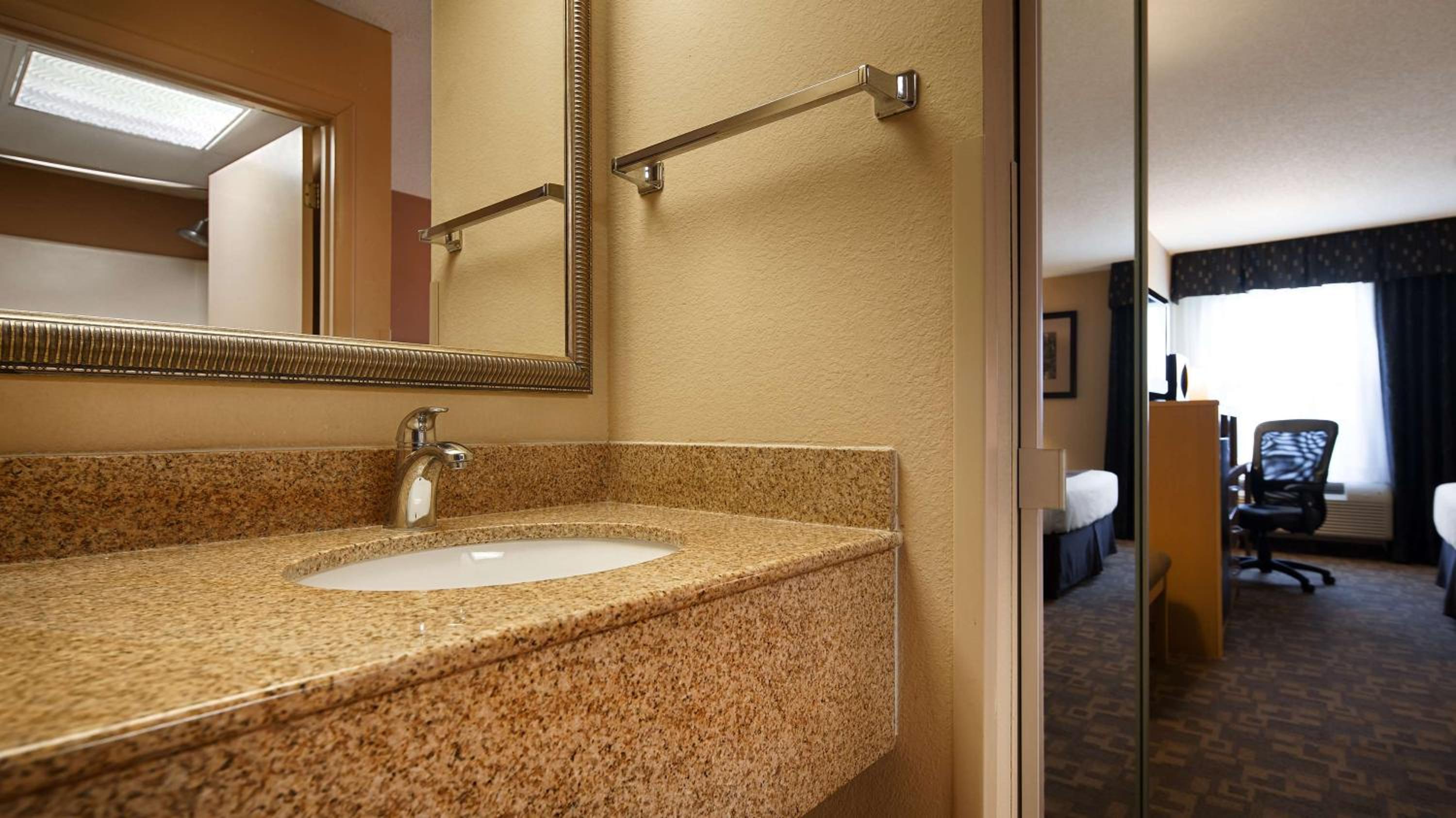 King Suite with Sofa Bed and Jetted Tub - Photo 5