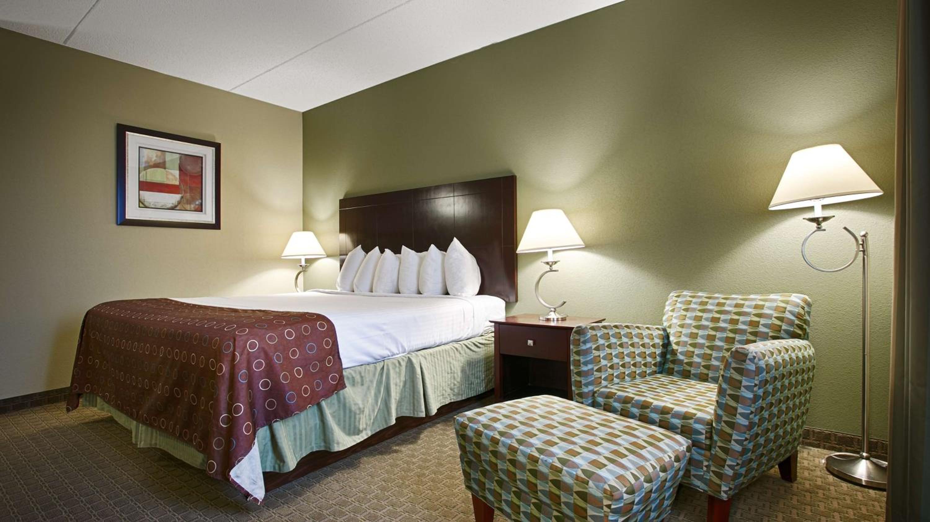 King Suite with Sofa Bed and Kitchenette - Non-Smoking - Photo 2
