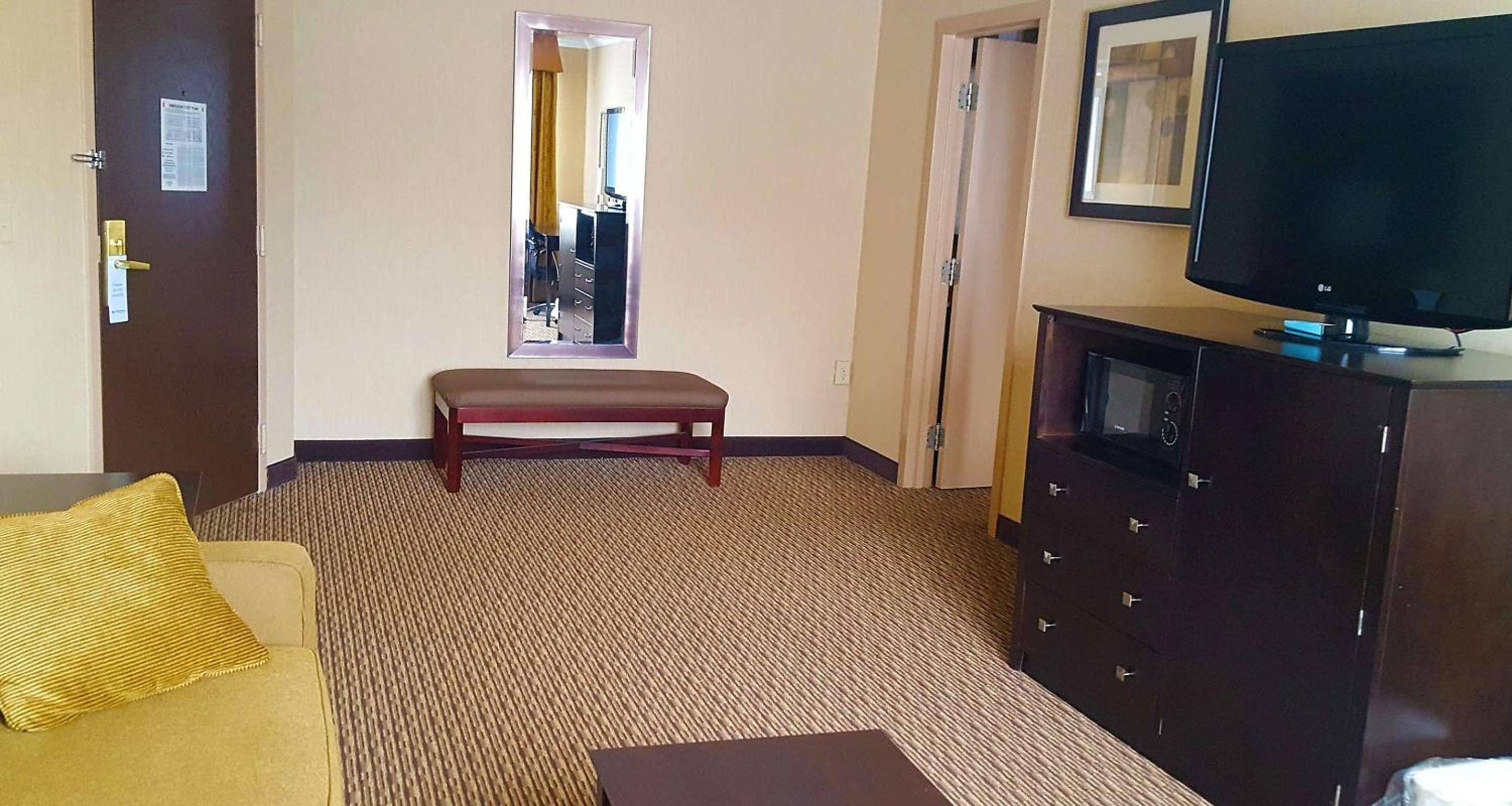 Queen Suite with Sofa Bed and Bath Tub - Disability Access - Photo 1