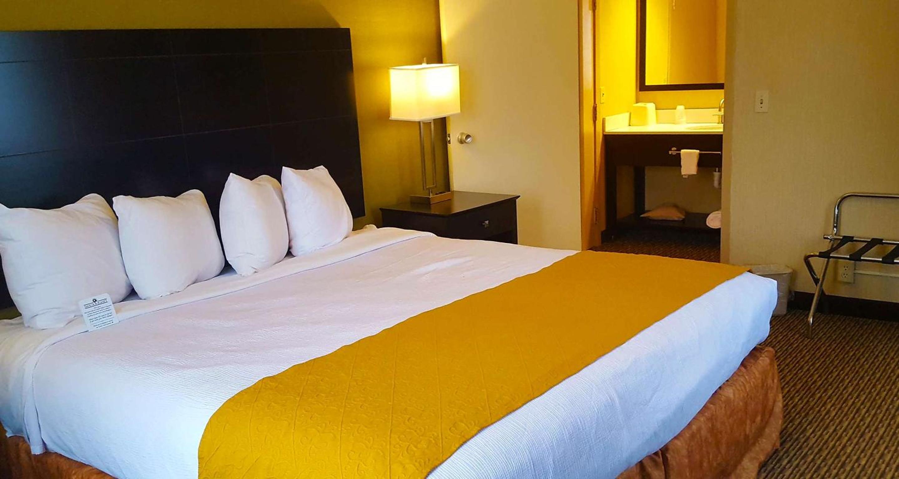 Queen Suite with Sofa Bed and Bath Tub - Disability Access - Photo 2