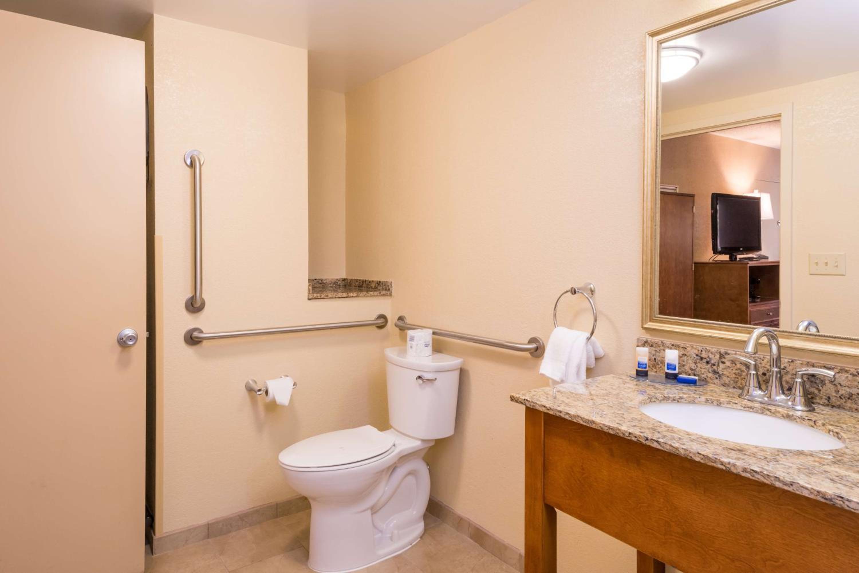 King Room with Roll-in Shower - Disability Access/Non-Smoking - Photo 7