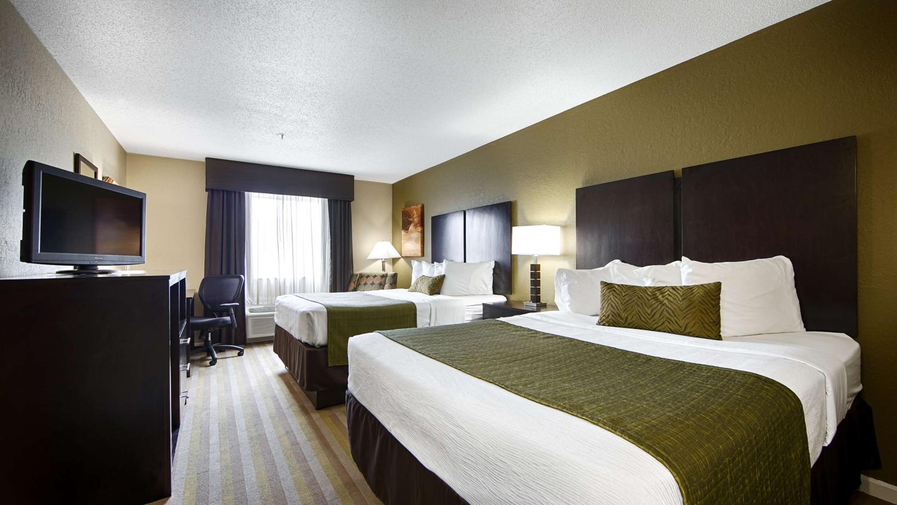 Queen Room with Four Queen Beds - Non-Smoking photo 1