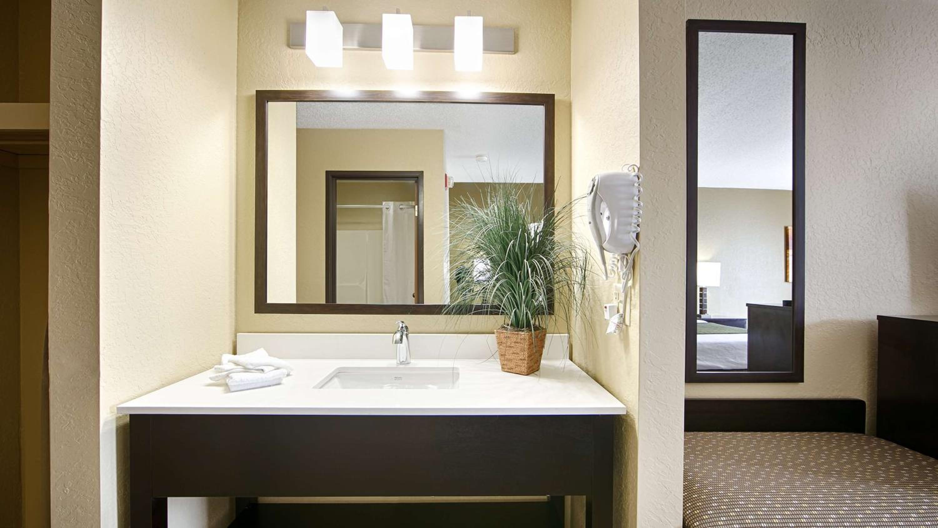 King Room with Bath Tub - Communication Assistance/Non-Smoking photo 2