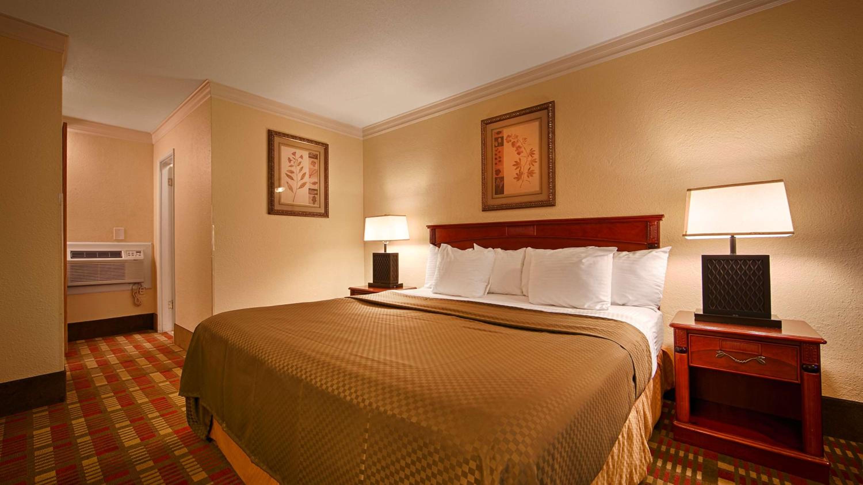 King Room with Balcony - Non-Smoking - Photo 1