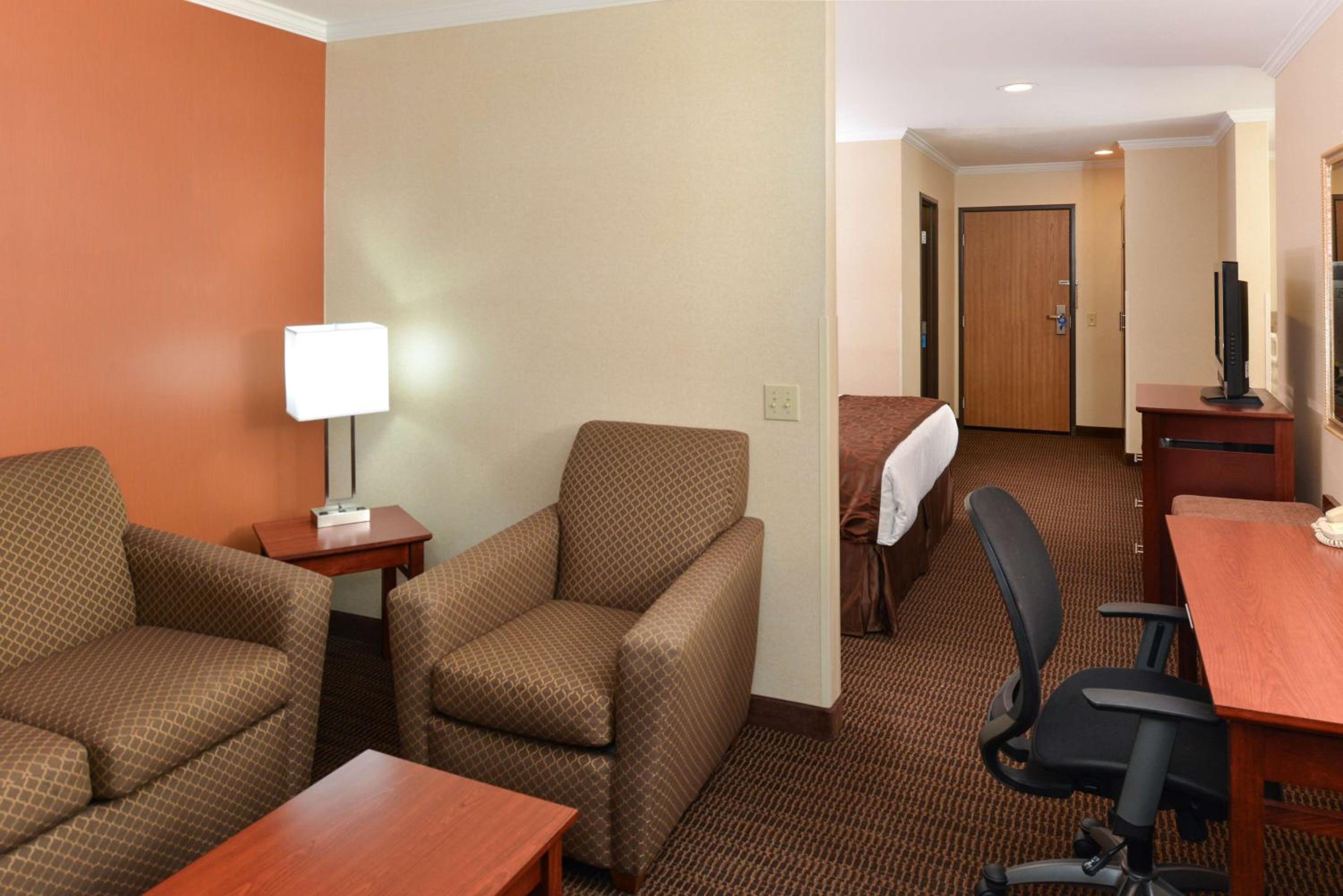 Deluxe King Suite with Spa Bath - Non-Smoking