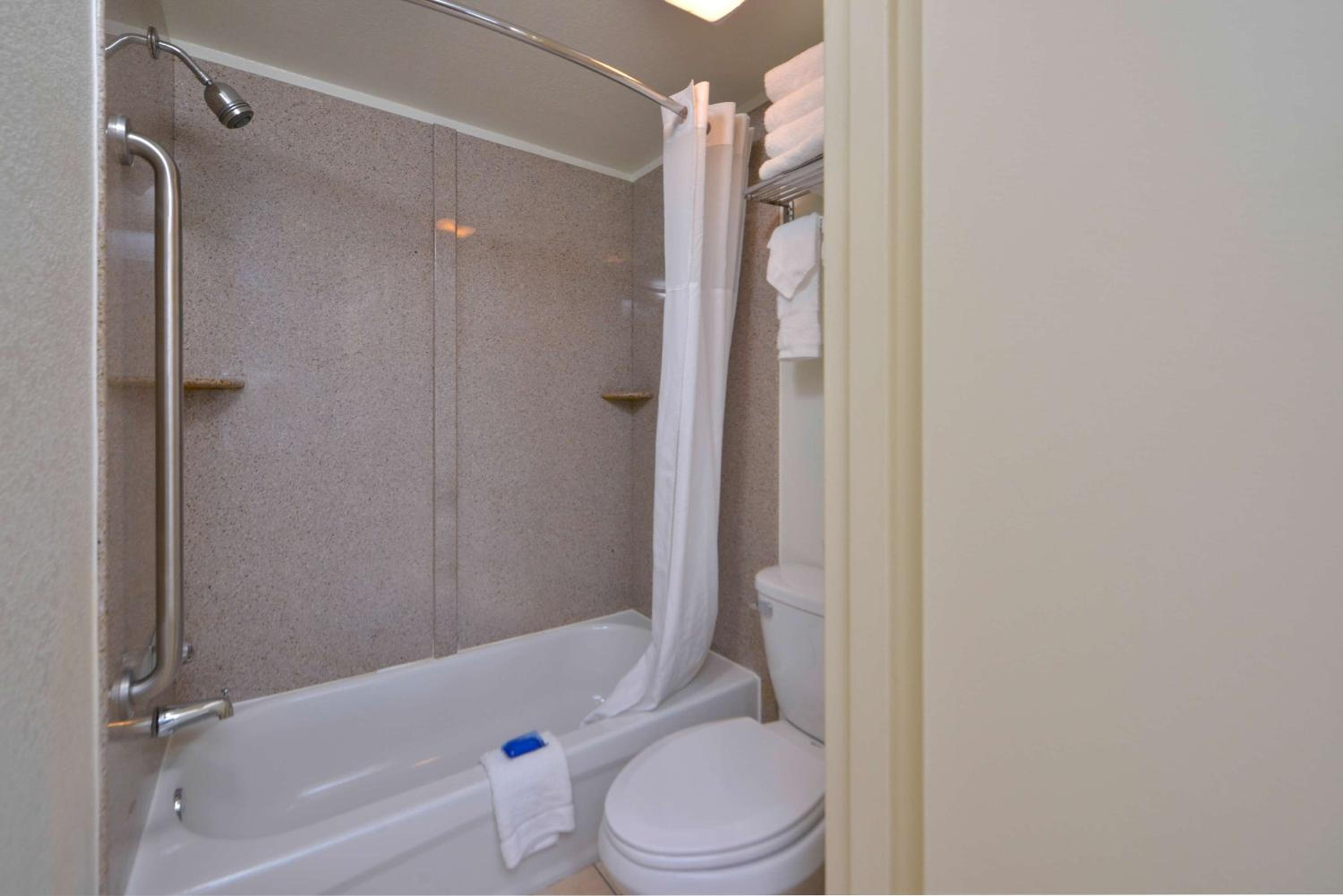 Queen Room with Two Queen Beds with Ocean View - Non Smoking - Photo 2