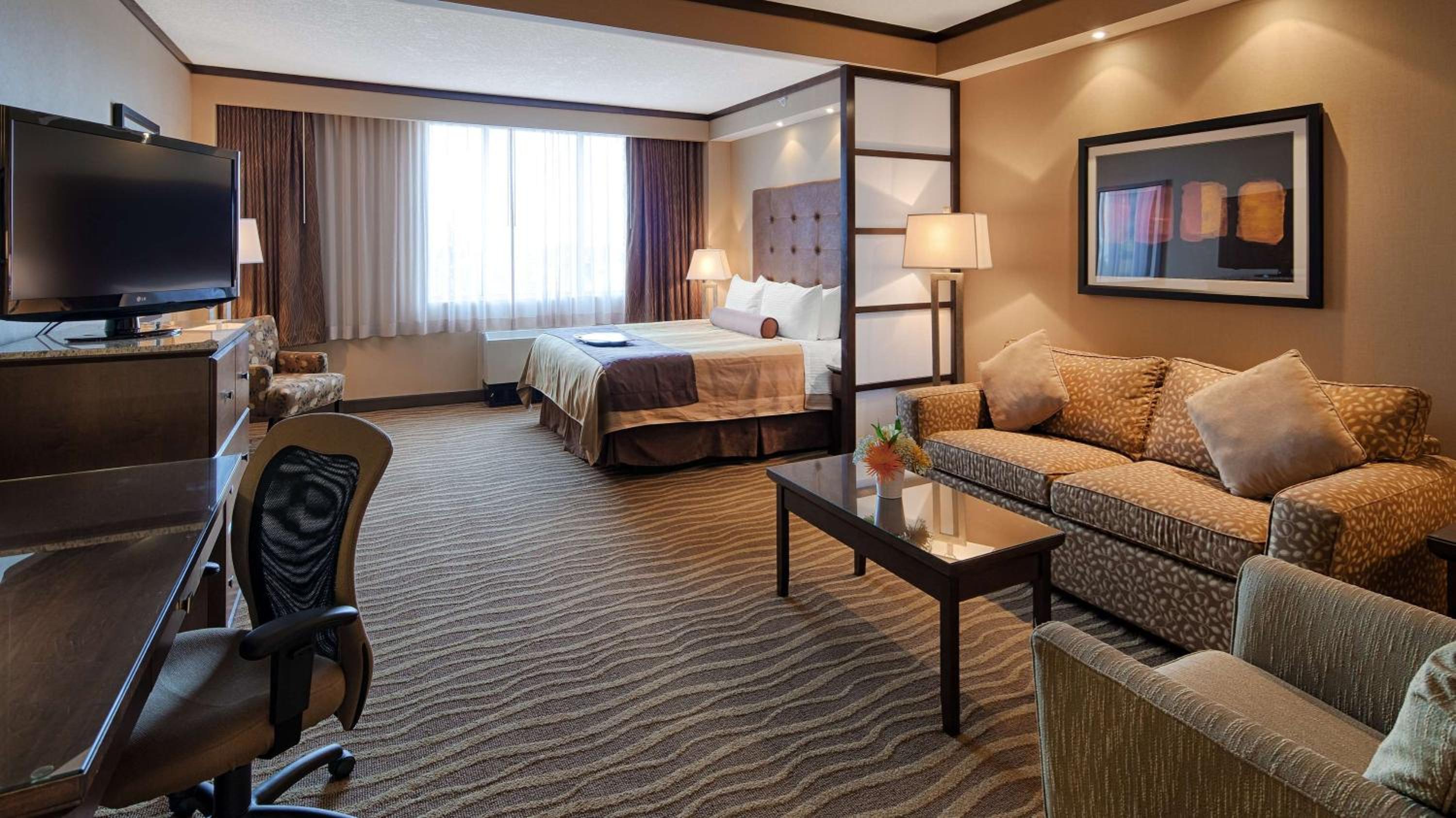 King Suite with Walk-In-Shower - Non-Smoking - Photo 4