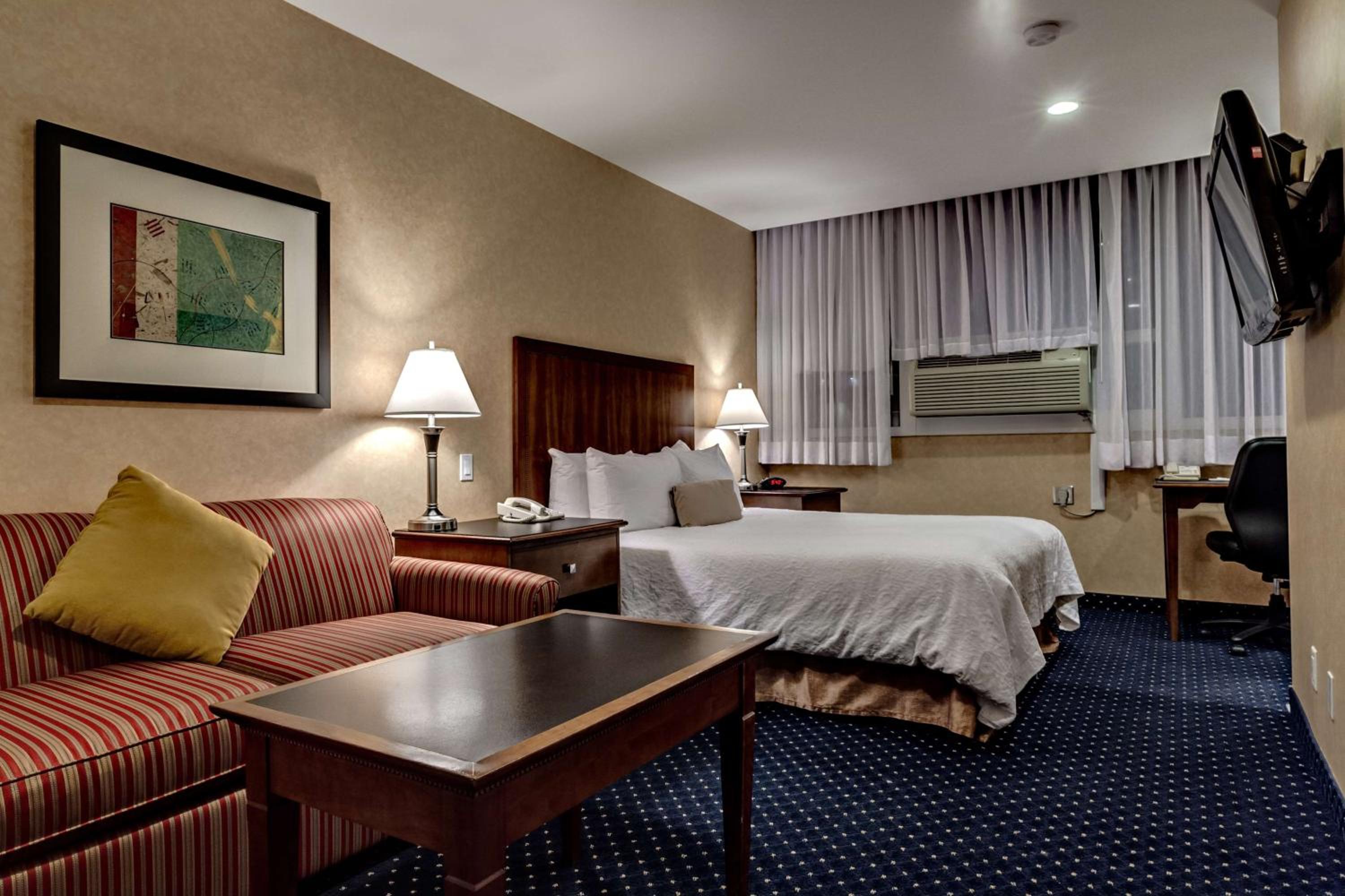 Queen Room - Mobility Accessible photo 2