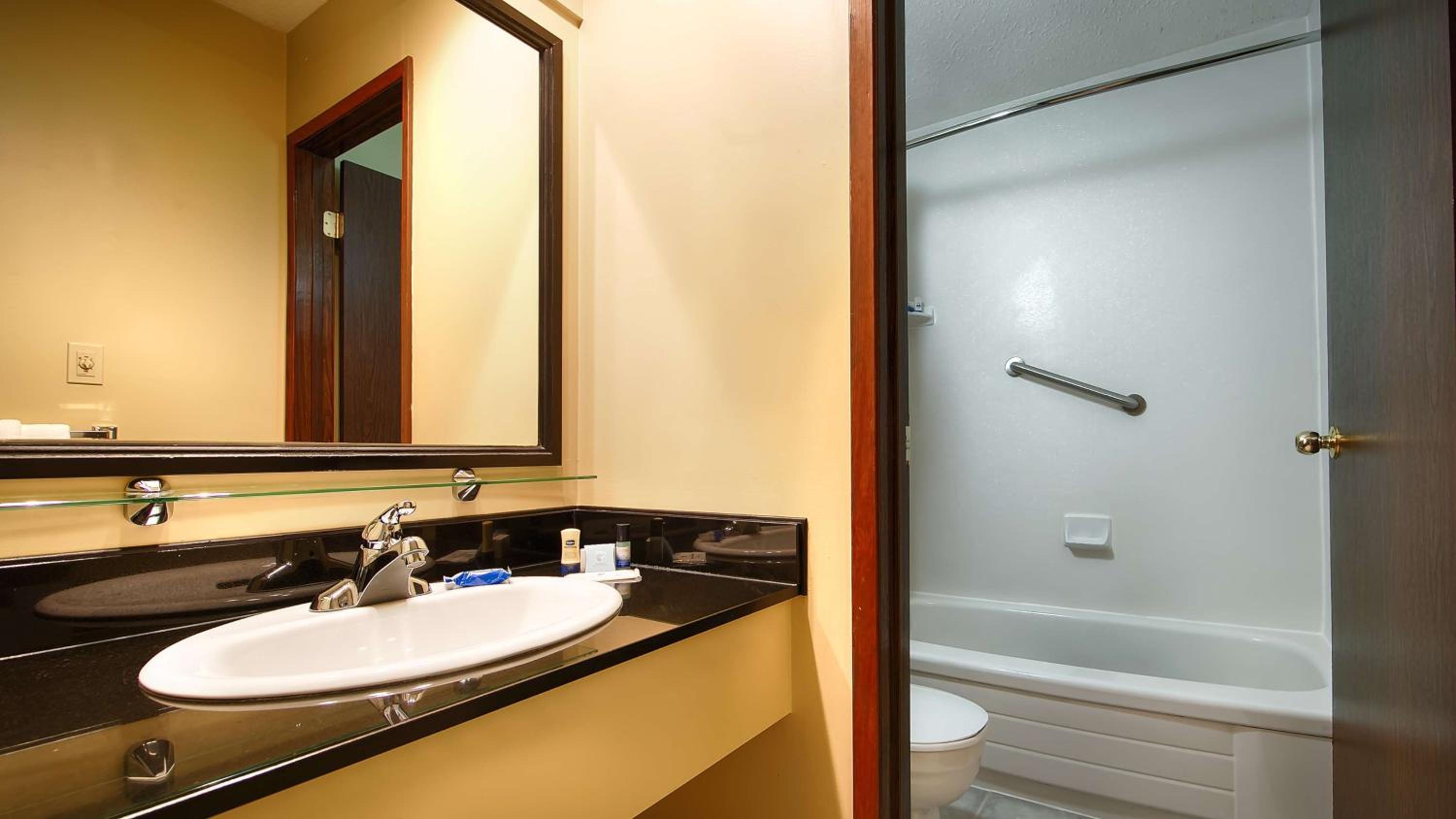 Deluxe Queen Room With Two Queen Beds, Non-Smoking  photo 2