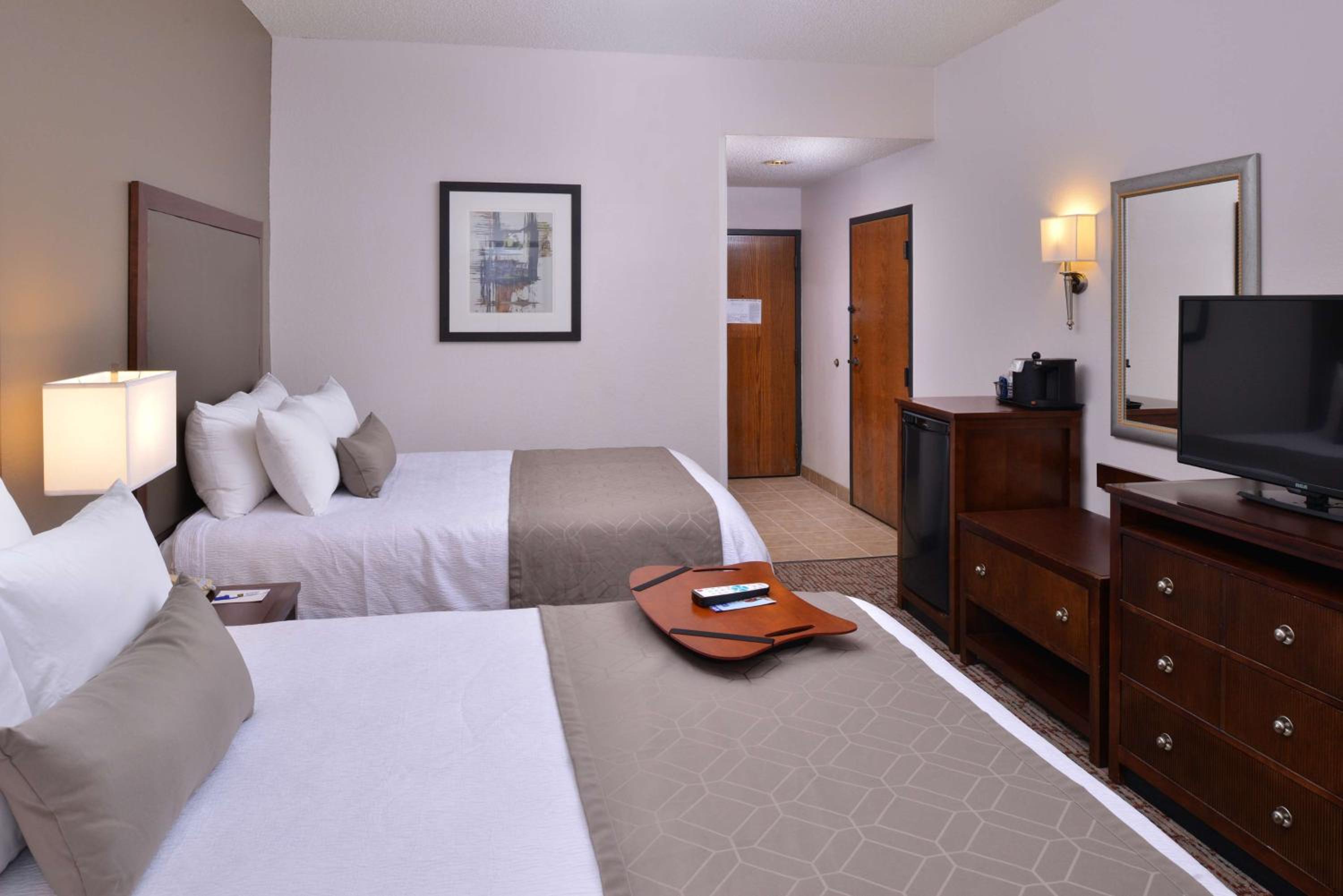 Queen Room with Two Queen Beds - Non-Smoking - Photo 4
