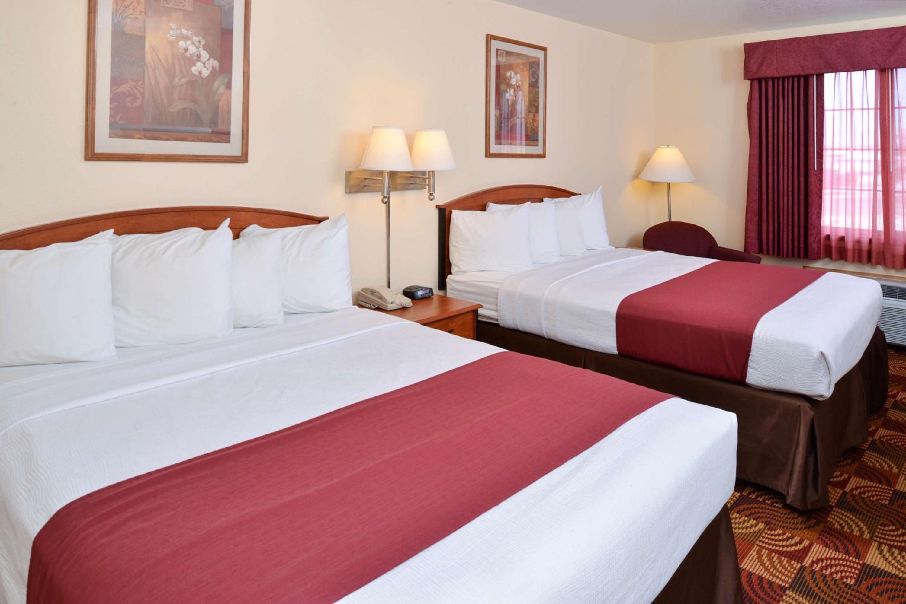 Queen Room with Two Queen Beds - Non-Smoking - Photo 4