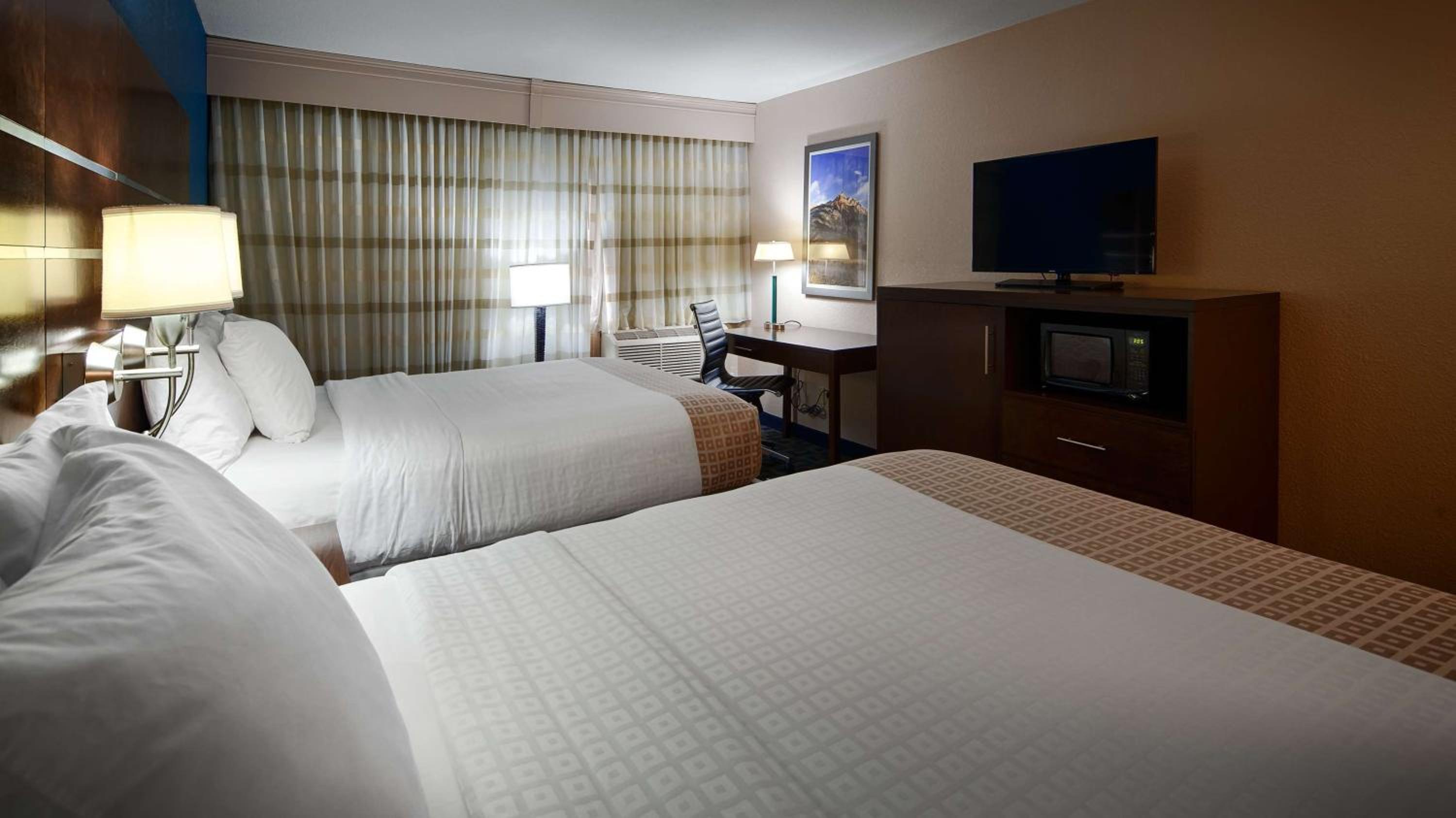 Queen Room with Two Queen Beds - Non-Smoking - Photo 7