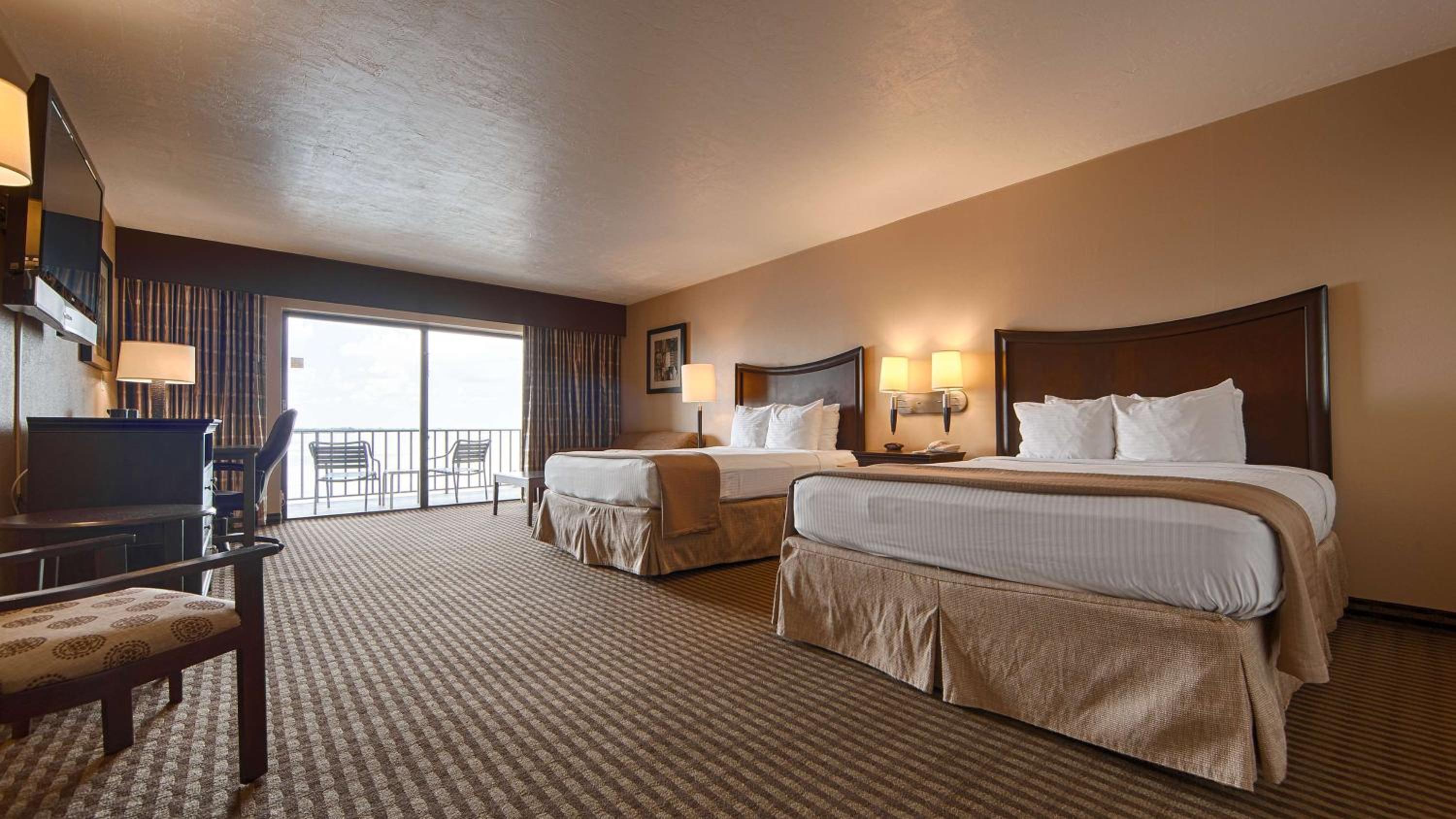 Large Queen Room with Two Queen Beds with River View - Non-Smoking - Photo 1